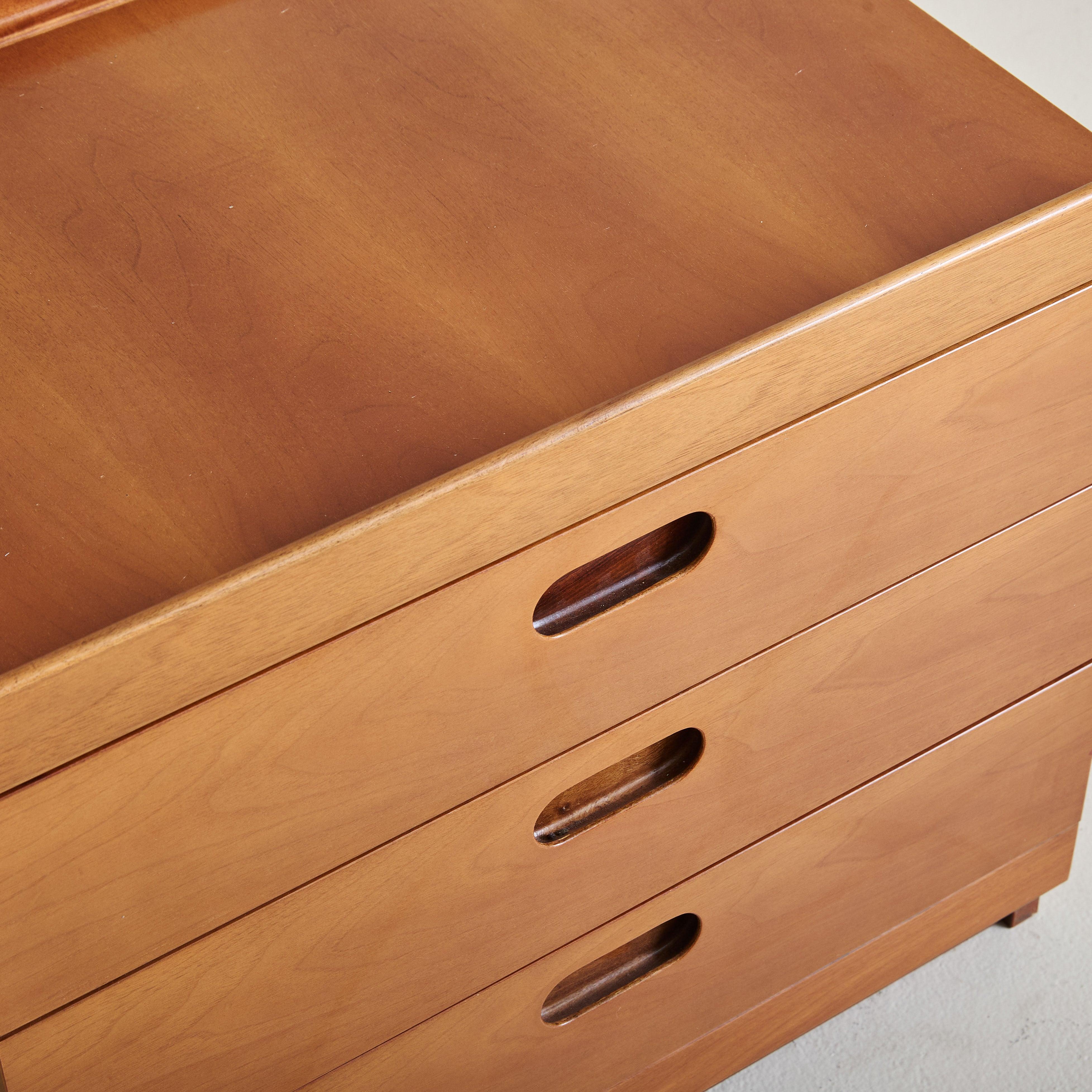 Table de nuit italienne à 3 tiroirs de Tito Agnoli pour Molteni, 1970 Bon état - En vente à Chicago, IL