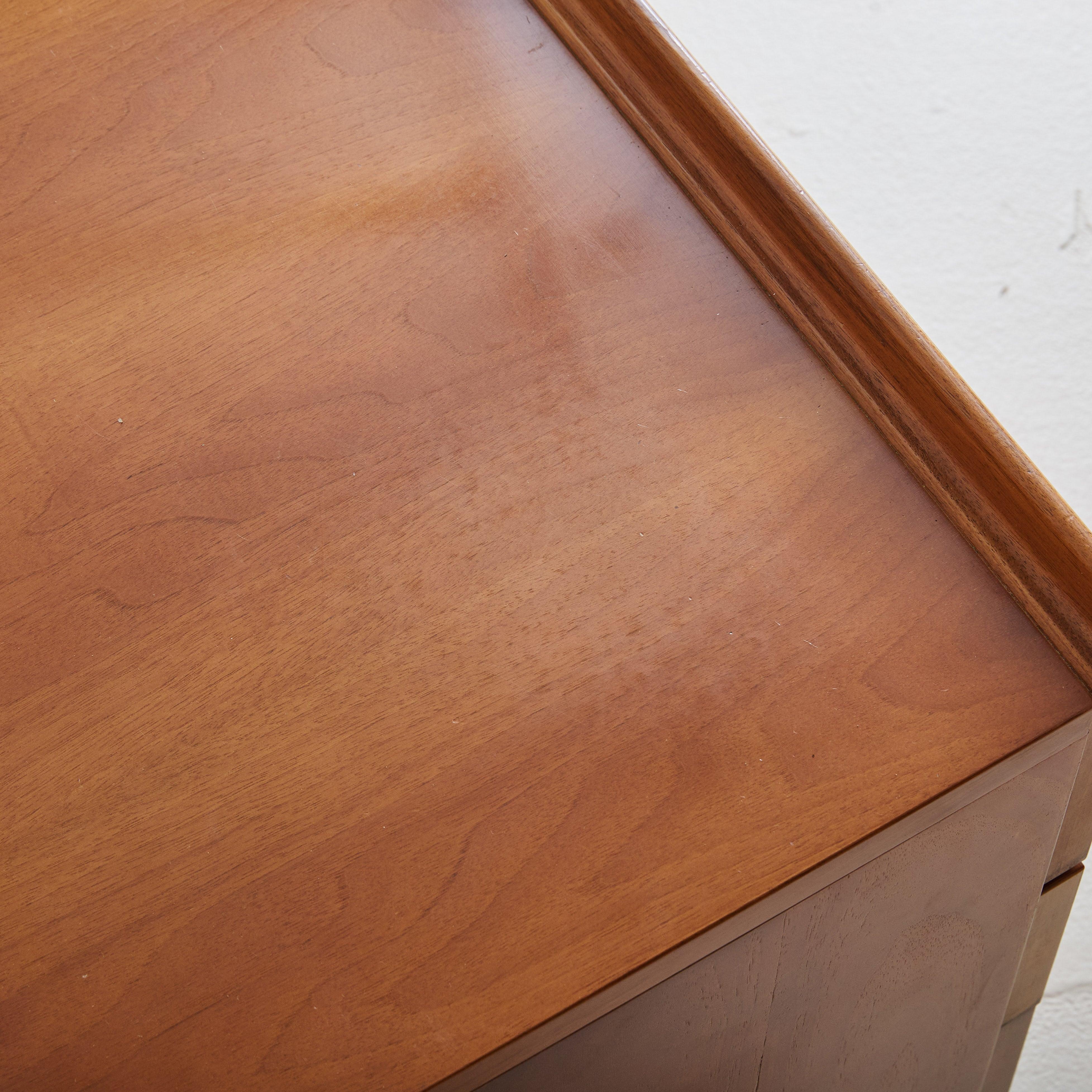 Noyer Table de nuit italienne à 3 tiroirs de Tito Agnoli pour Molteni, 1970 en vente