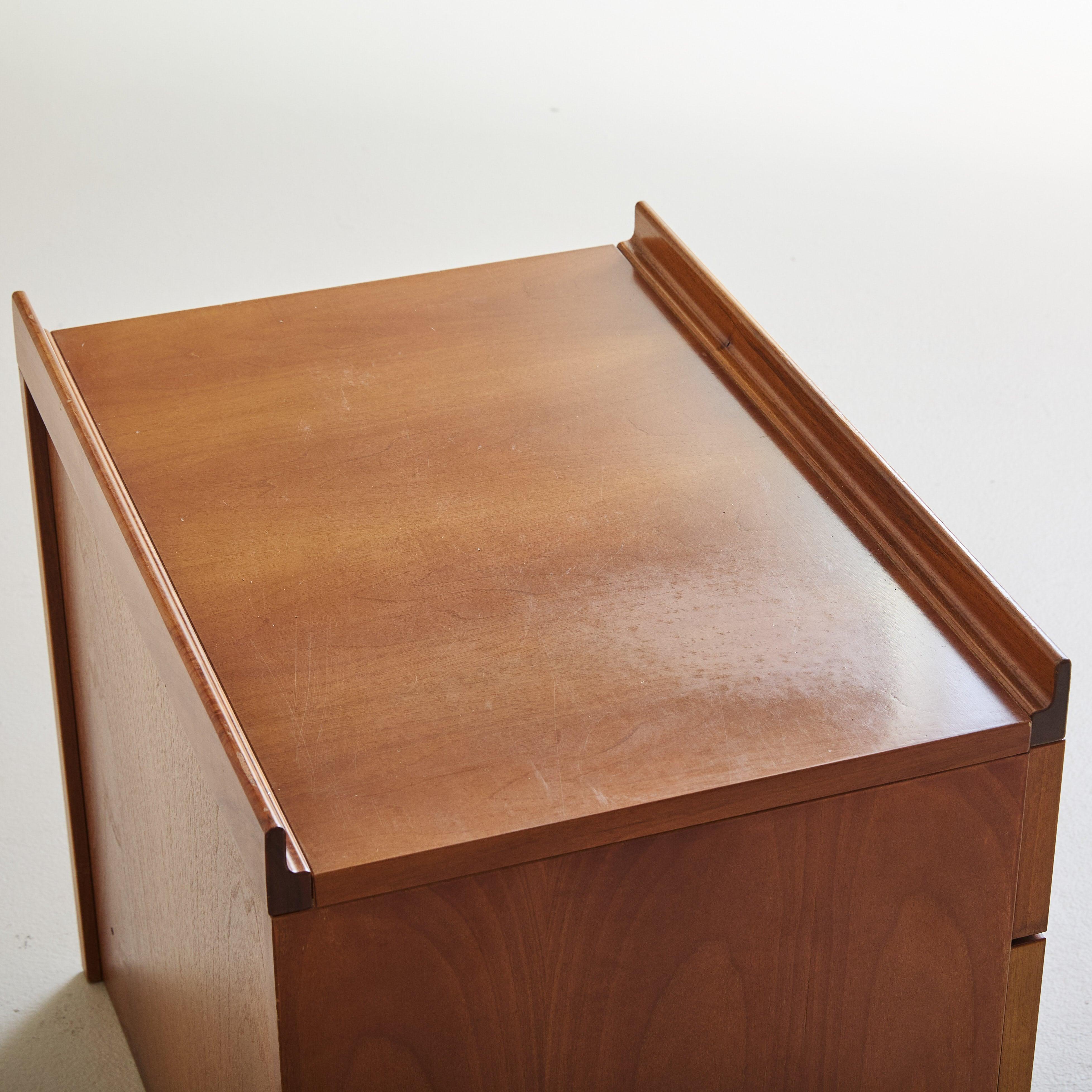 Table de nuit italienne à 3 tiroirs de Tito Agnoli pour Molteni, 1970 en vente 2