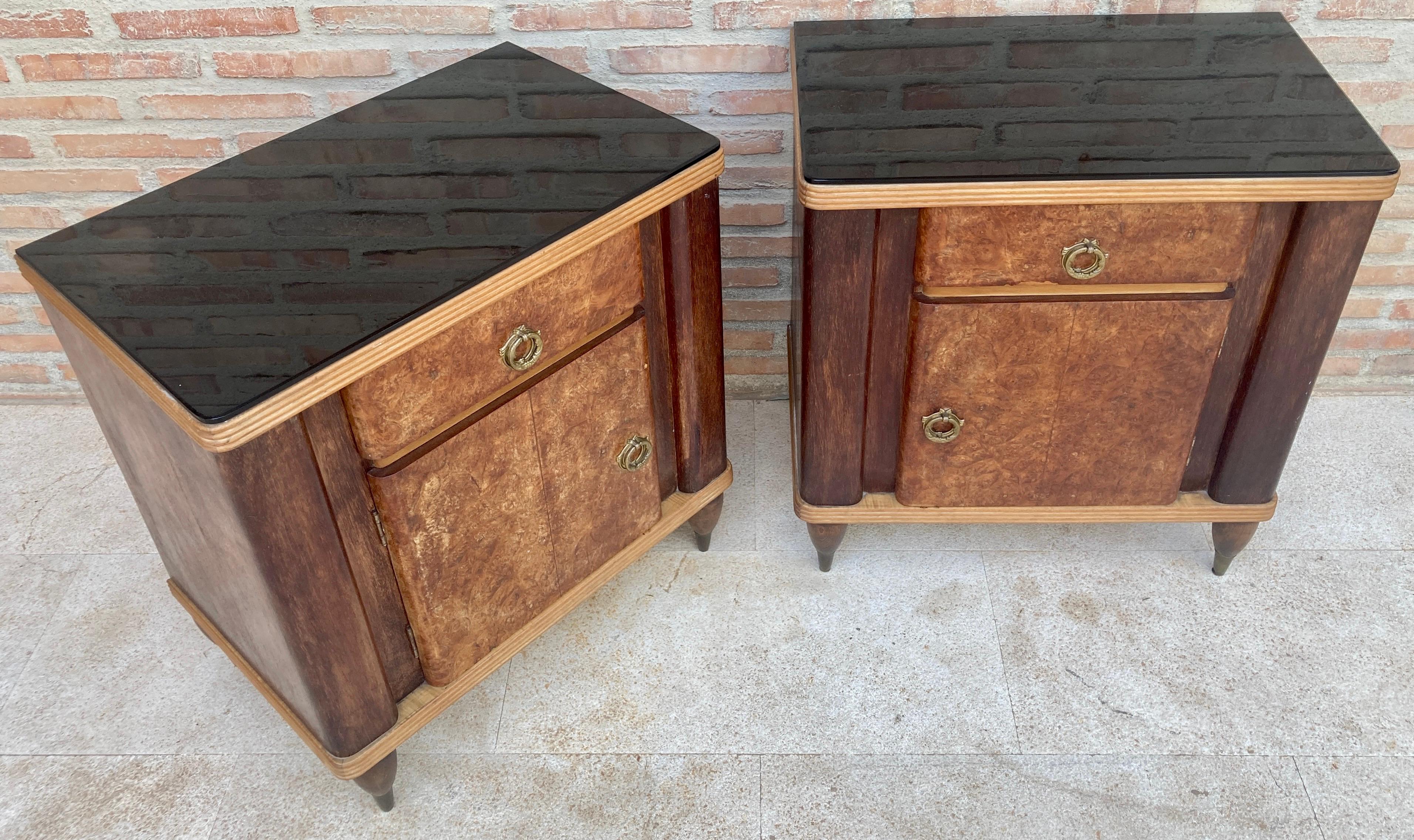 Italian Walnut and Beech Wood Nightstands with Black Glass, 1940s, Set of 2 For Sale 4