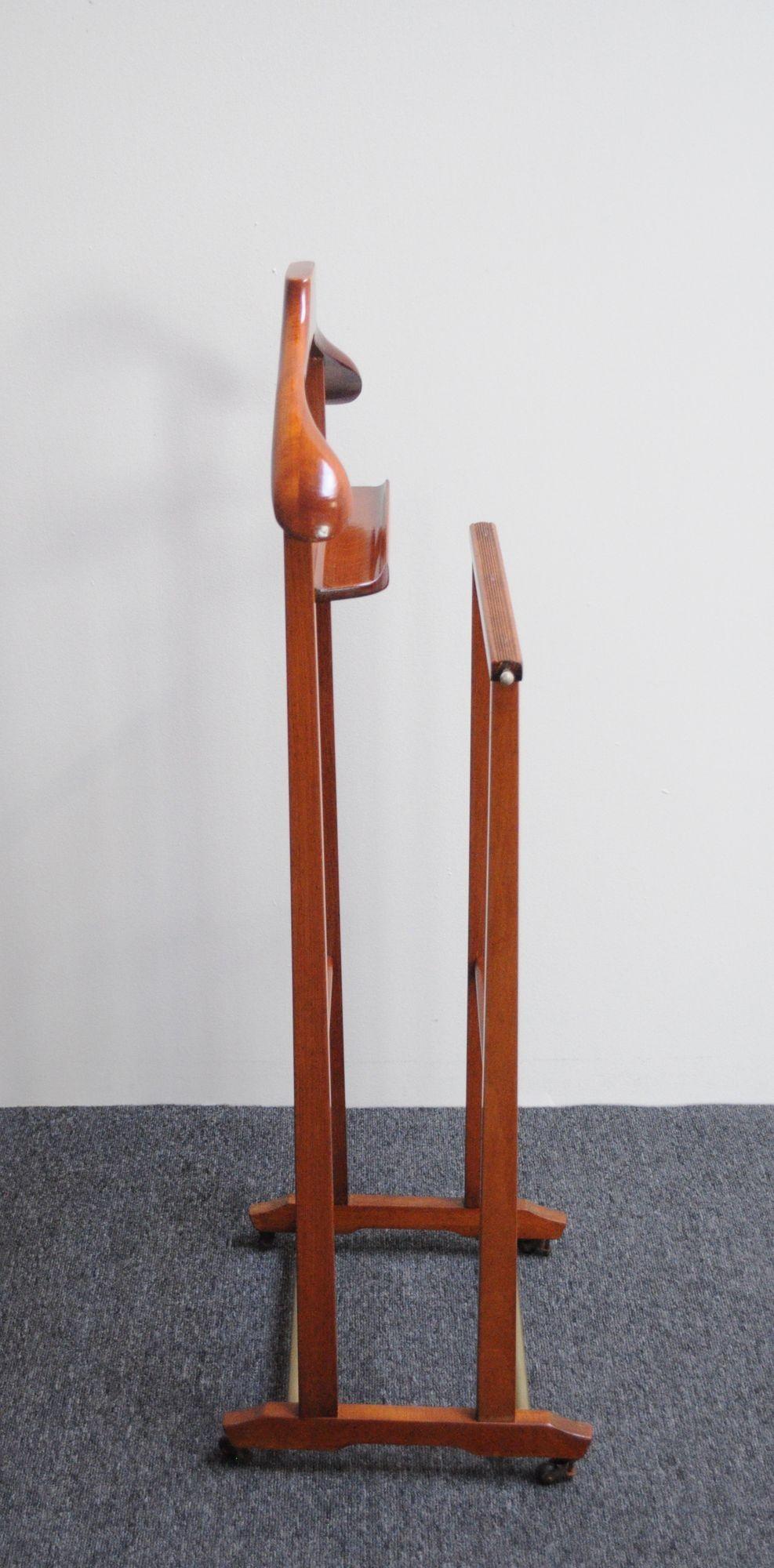 Mid-20th Century Italian Walnut and Brass Valet by Fratelli Reguitti in the Style of Ico Parisi For Sale