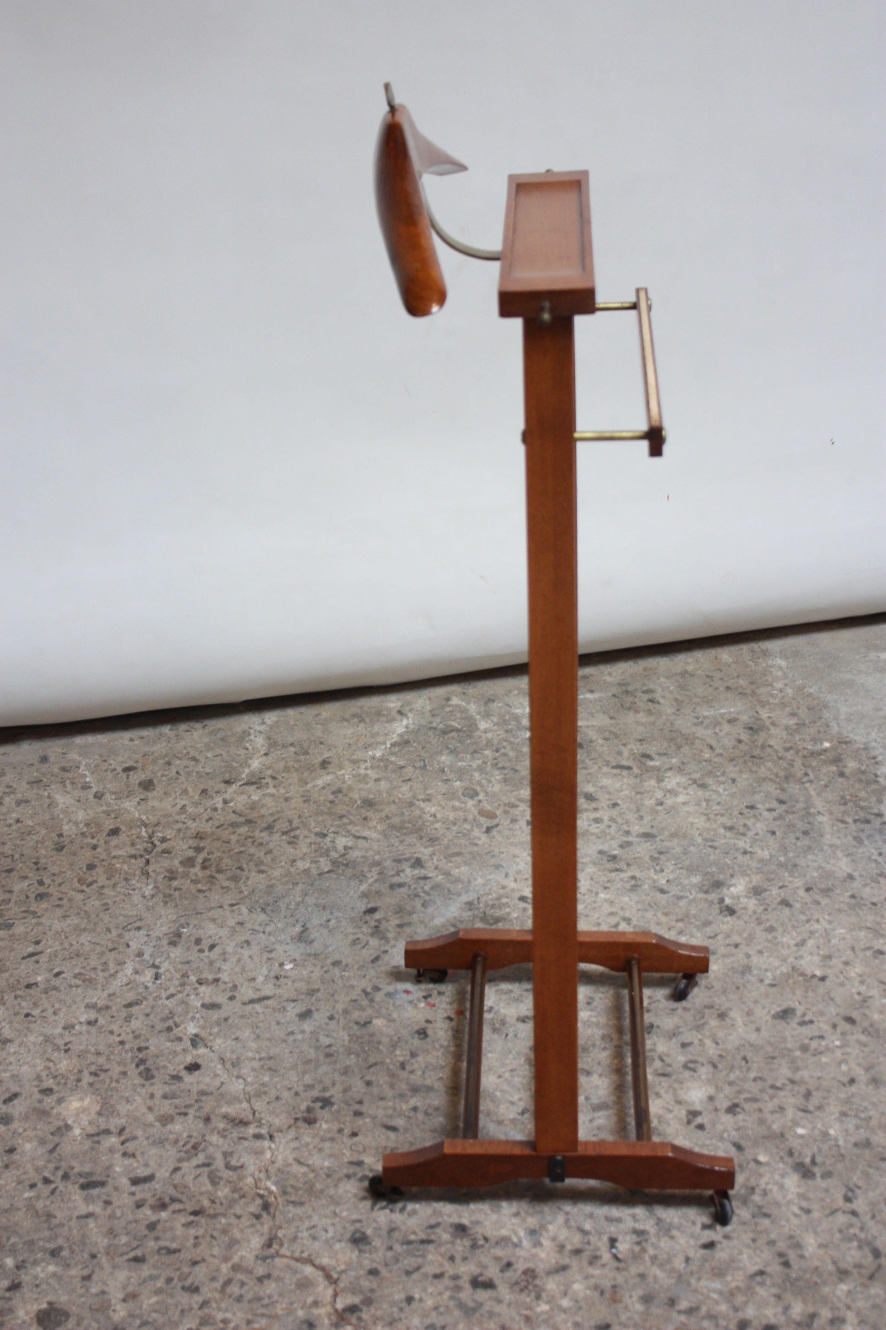 Mid-20th Century Italian Walnut and Brass Valet by Ico Parisi for Fratelli Reguitti