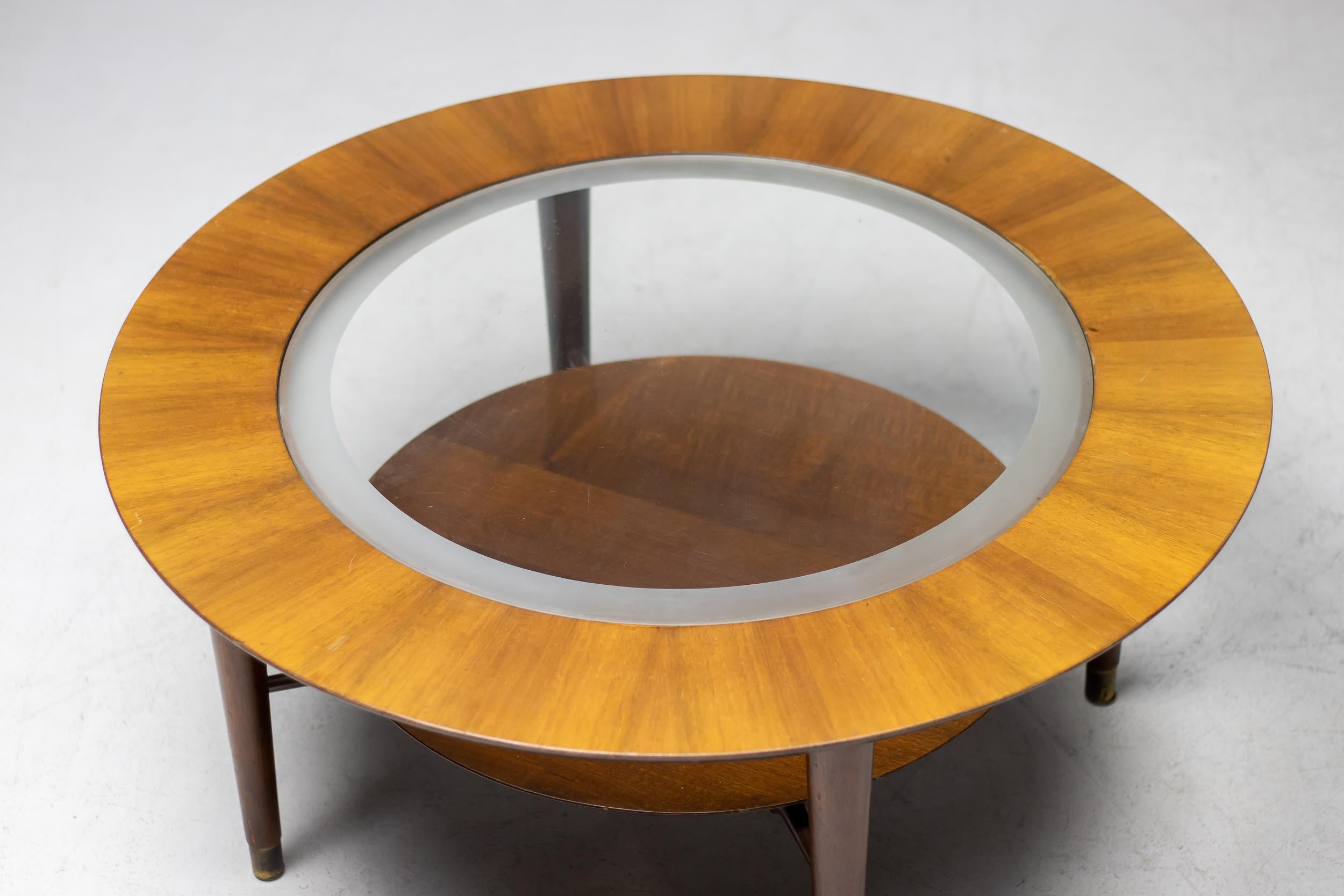 Schöner Couchtisch aus Nussbaum und Glas mit Messingfüßen.
Das Design und die handwerkliche Verarbeitung erinnern an die wunderschönen Kreationen von Gio Ponti und Ico Parisi.

Provenienz:
Eine moderne Villa aus der Mitte des Jahrhunderts im Süden