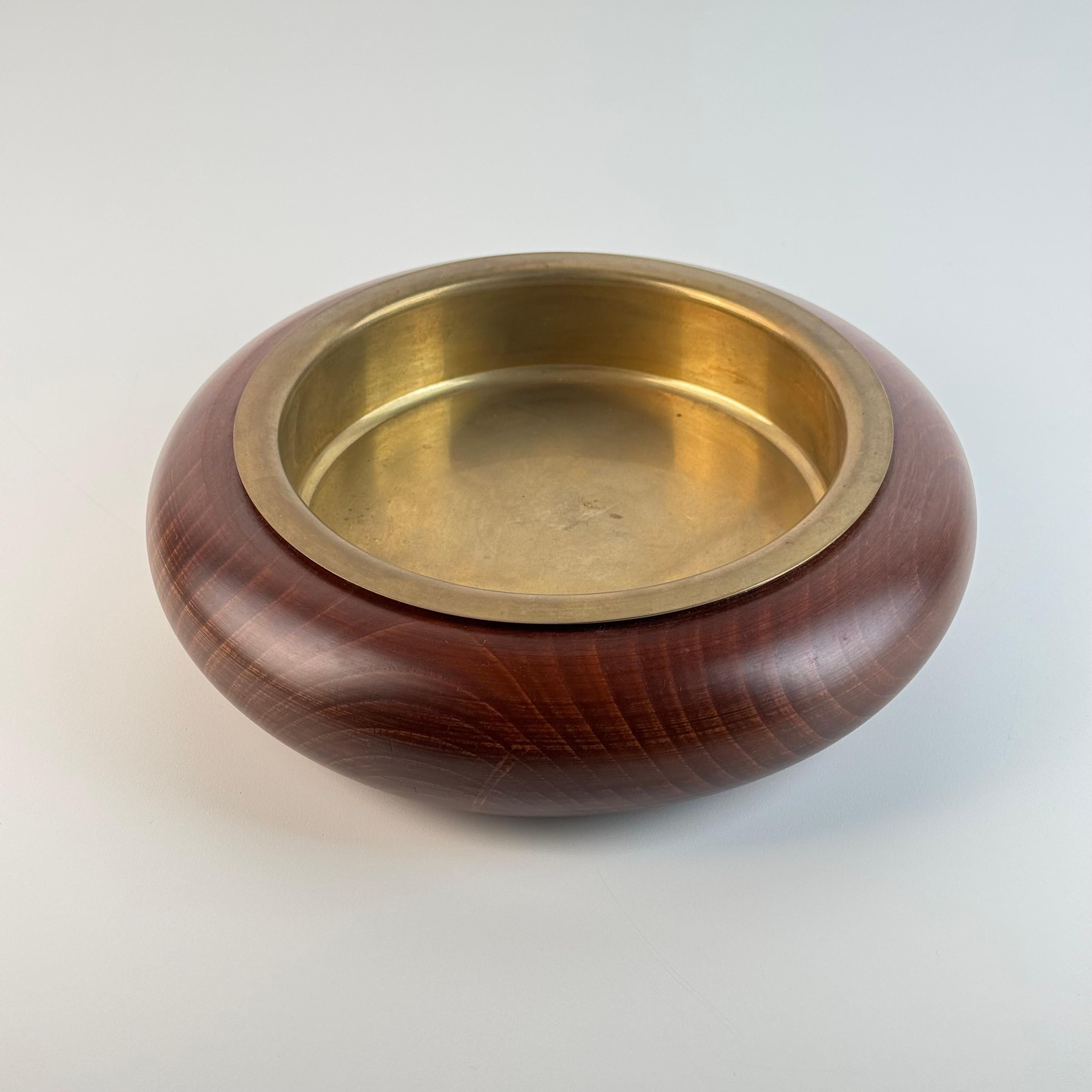 A sculptural and beautifully crafted Italian vide-poche, ashtray, or small centerpiece attributed to Sandro Petti for Liwan’s Roma, dating from the 1970s and sourced directly from a private residence in Rome’s Parioli district — Villa Roma.

The