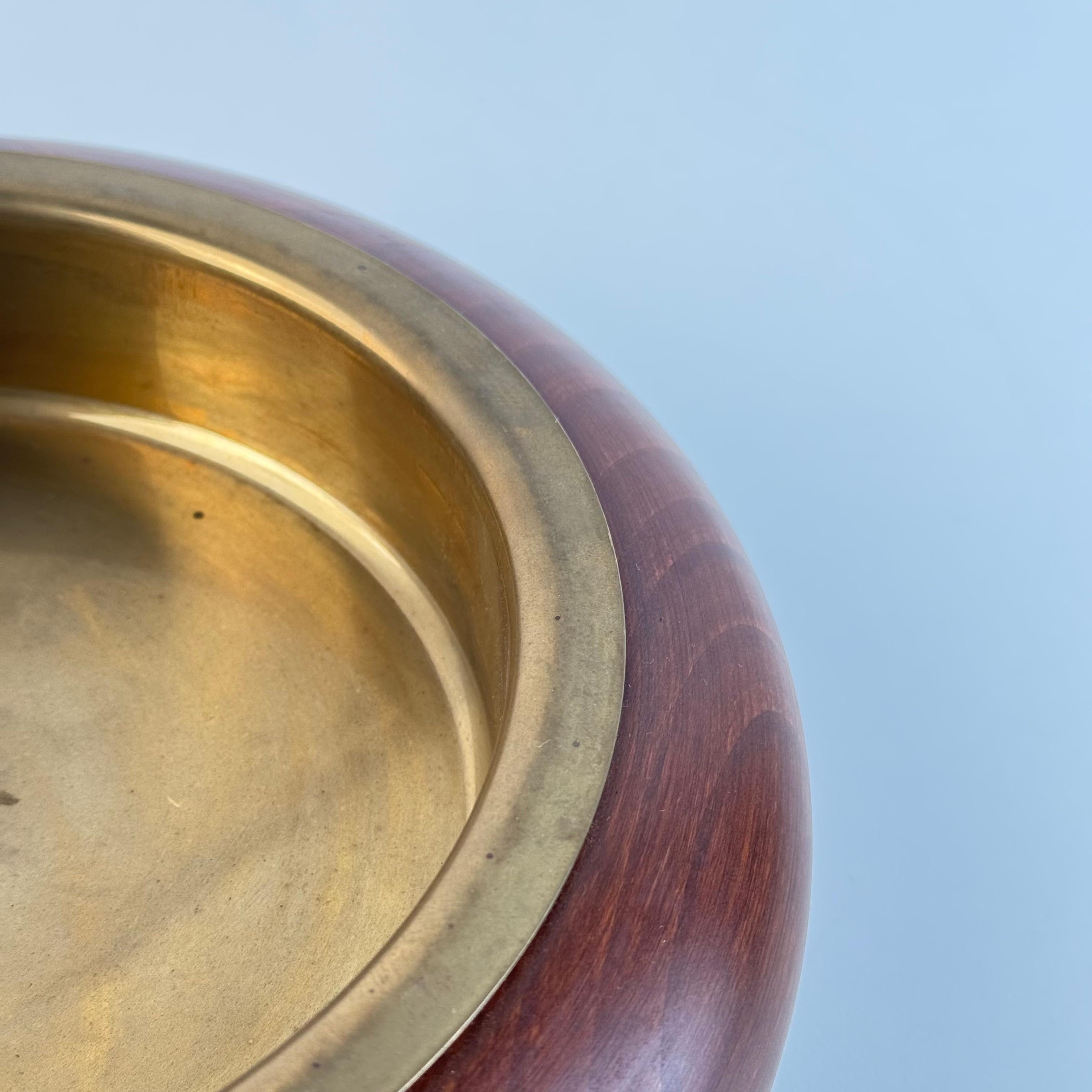 Italian Walnut and Patinated Brass Vide-Poche / Ashtray by Sandro Petti, Liwan's (Handgeschnitzt) im Angebot
