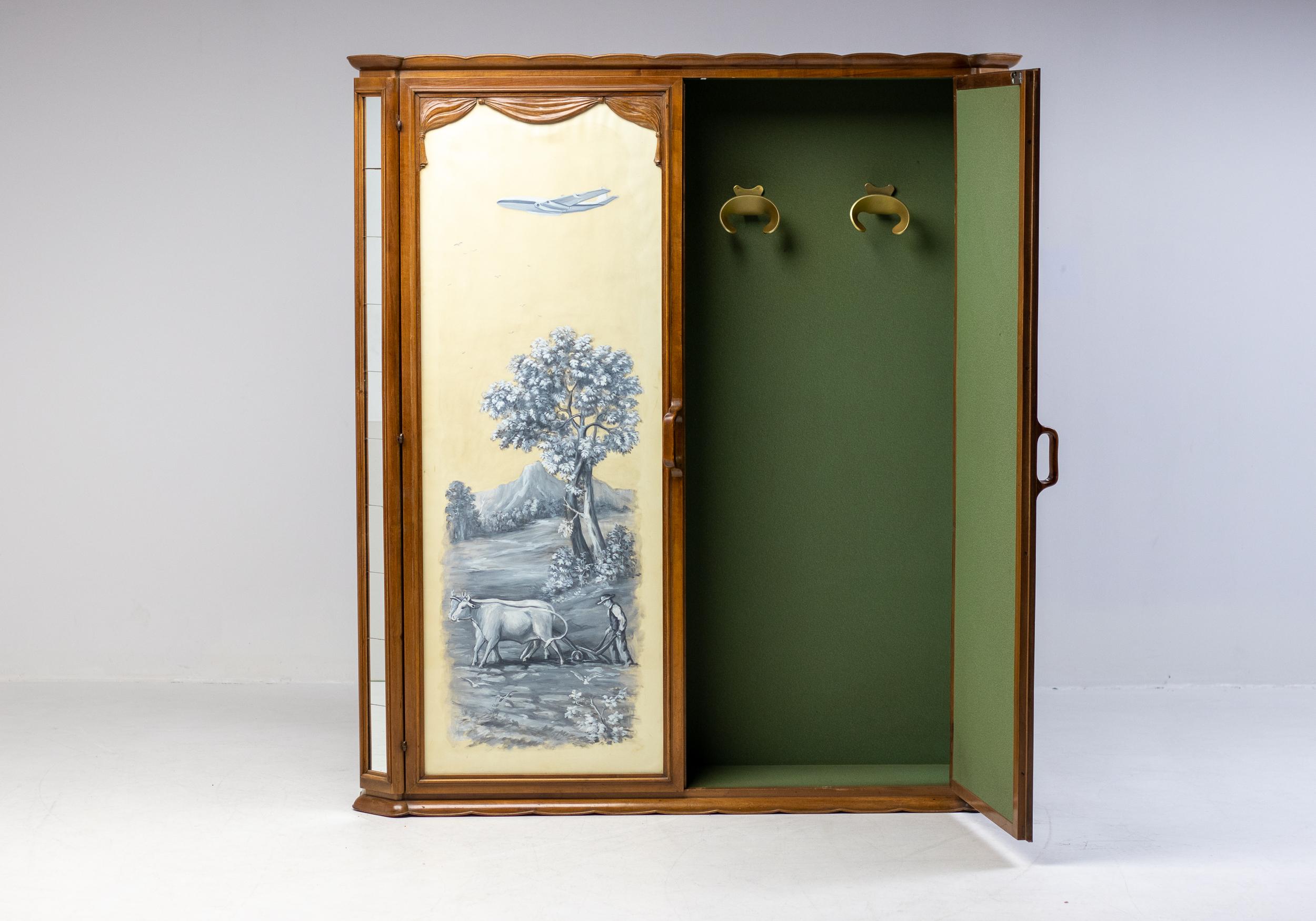 Un superbo armadio in noce italiano della metà del secolo scorso, realizzato su misura per la villa di un dirigente italiano nel 1960. All'interno dell'armadio 4 appendiabiti dal design organico in fusione di bronzo sono montati sul pannello