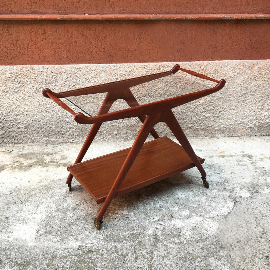 Italian walnut bar trolley with two shelves, 1950s
Walnut bar trolley dating back to the 1950s with two shelves, of which the upper one in glass.
Shaped wooden frame and iron wheels.
Fully restored, good condition.
Measures: 66 x 14 x 41 H cm.
 