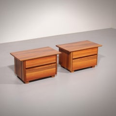 Tables de chevet italiennes en noyer des années 1970 - L'élégance italienne intemporelle