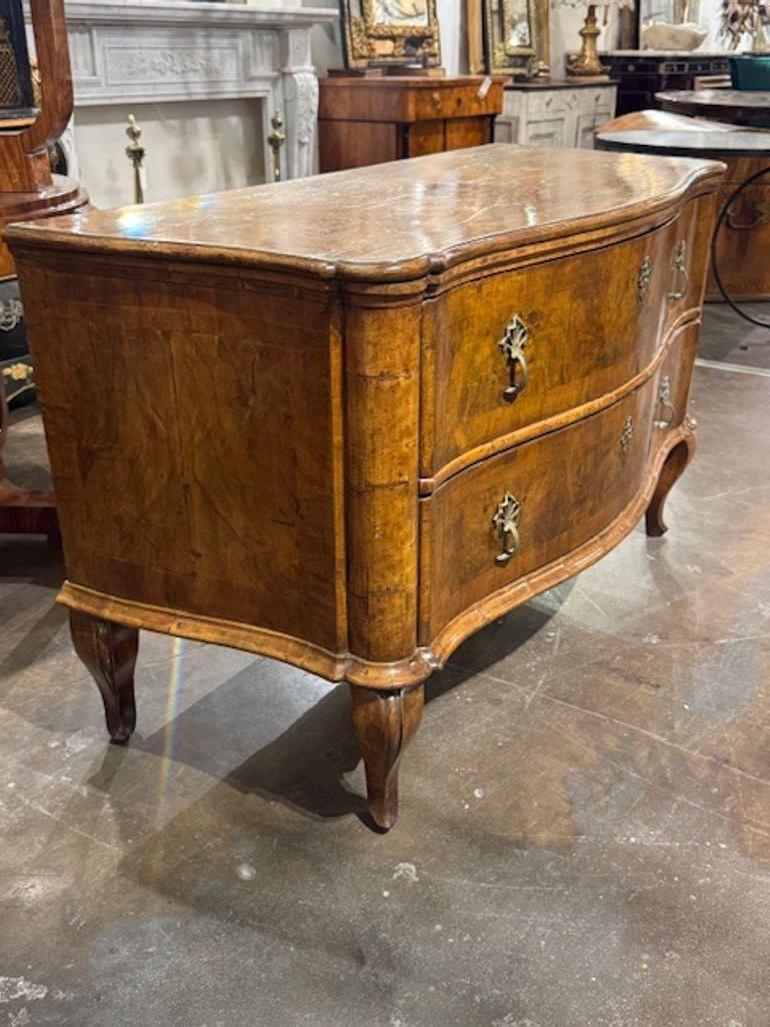 Magnifique commode en noyer italien du XVIIIe siècle de forme 