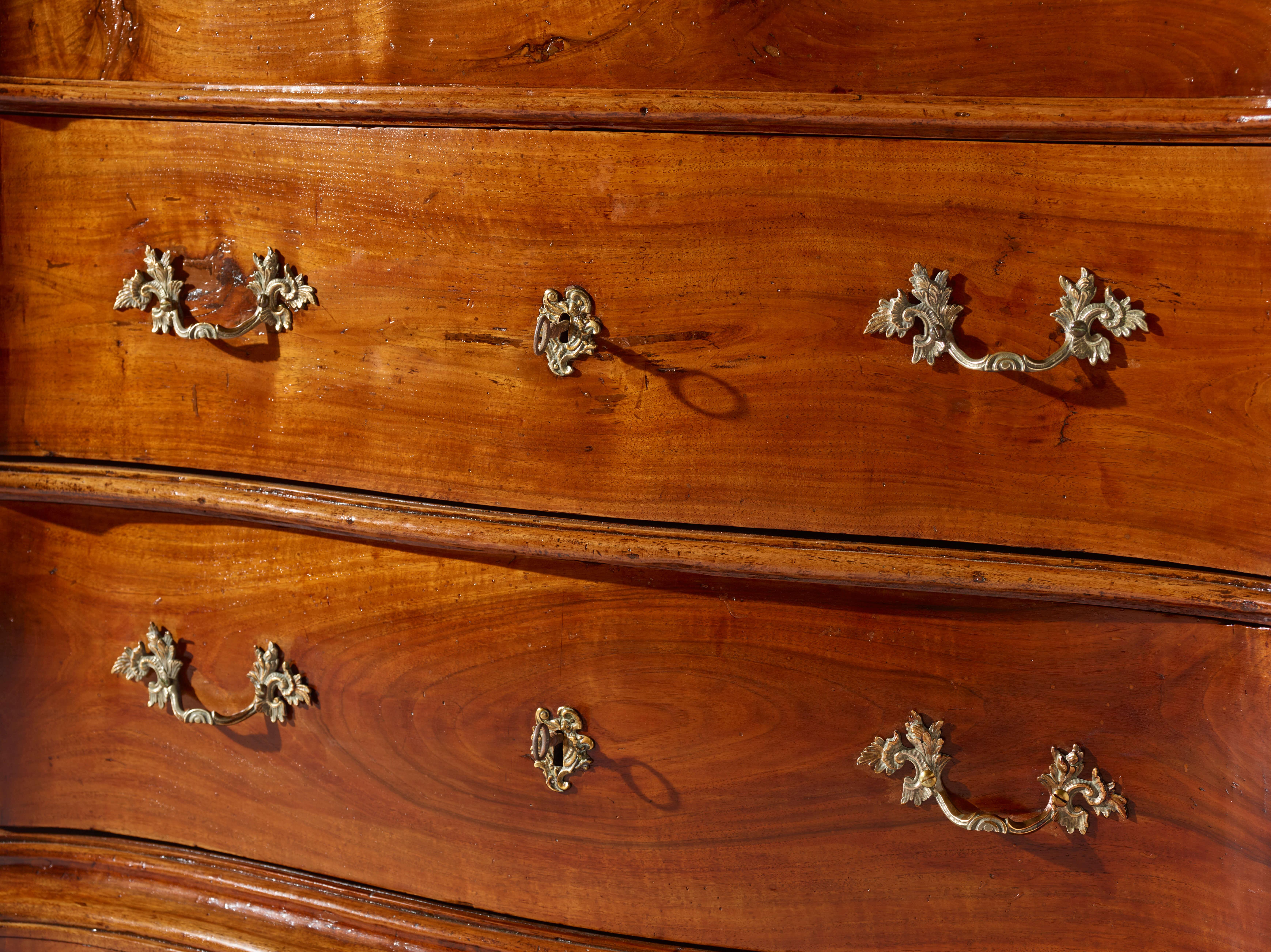Bureau italien en noyer avec écritoire, ébénisterie toscane, milieu des années 1700 en vente 4