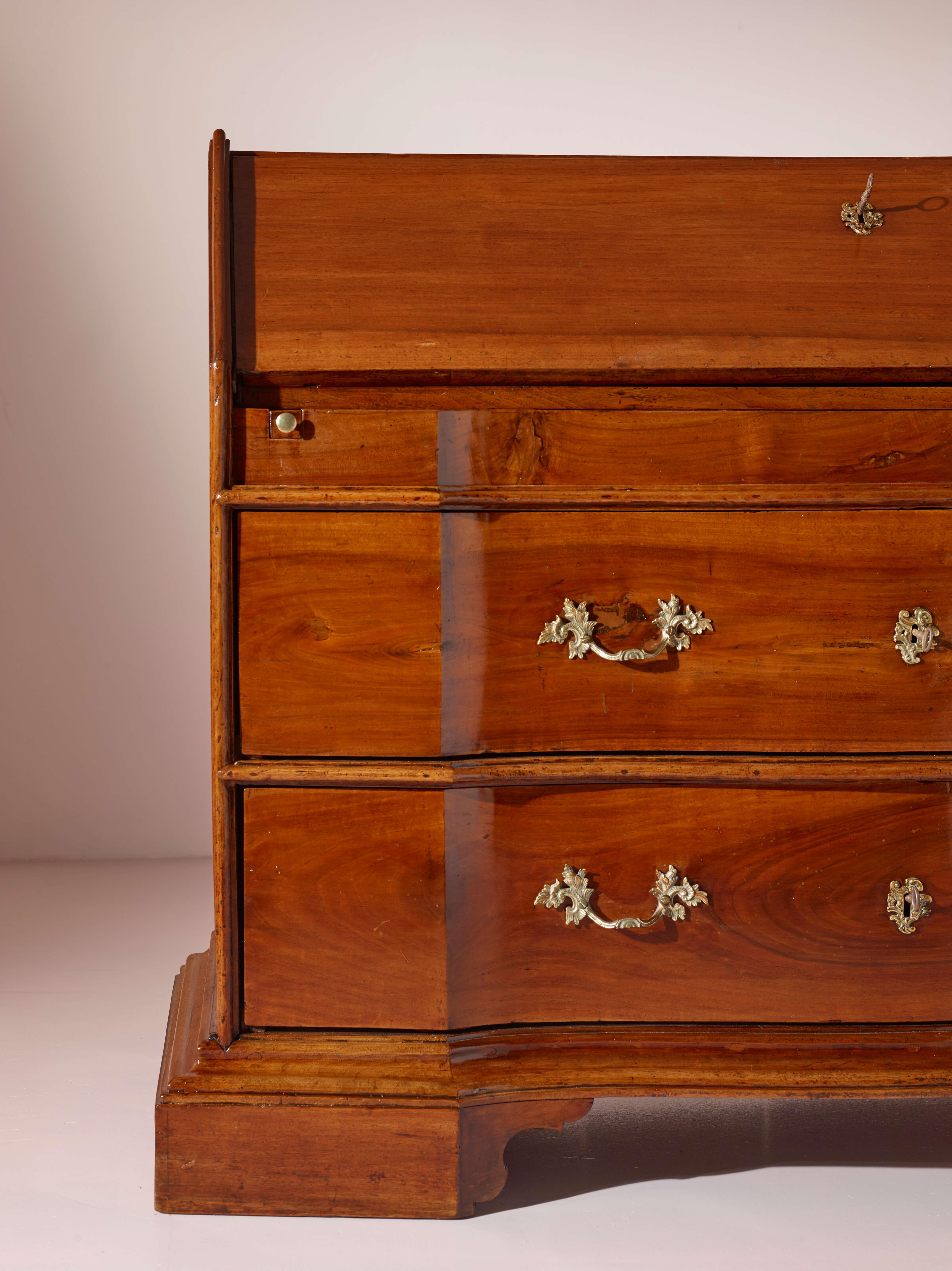 Bureau italien en noyer avec écritoire, ébénisterie toscane, milieu des années 1700 en vente 5