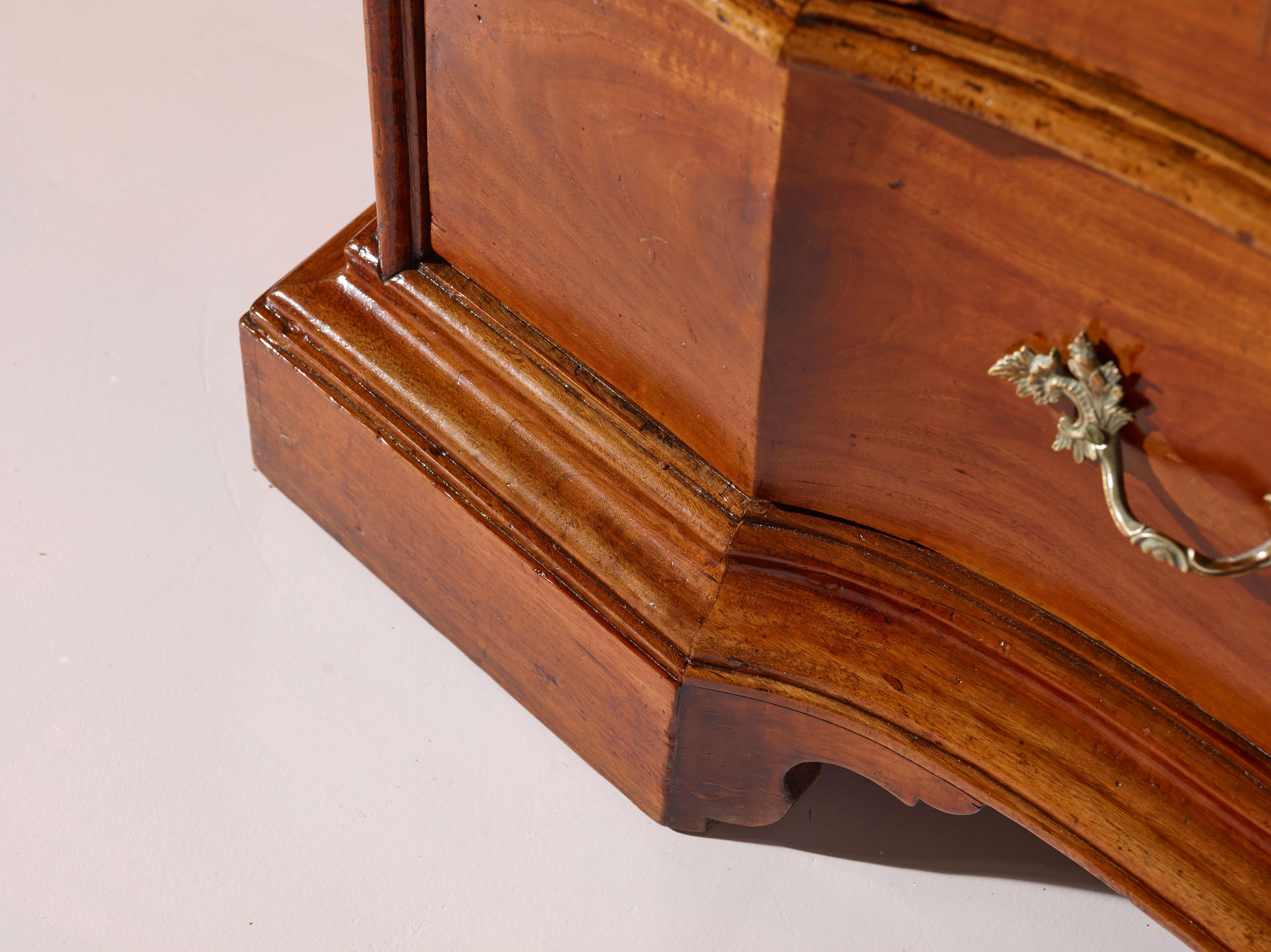 Bureau italien en noyer avec écritoire, ébénisterie toscane, milieu des années 1700 en vente 6