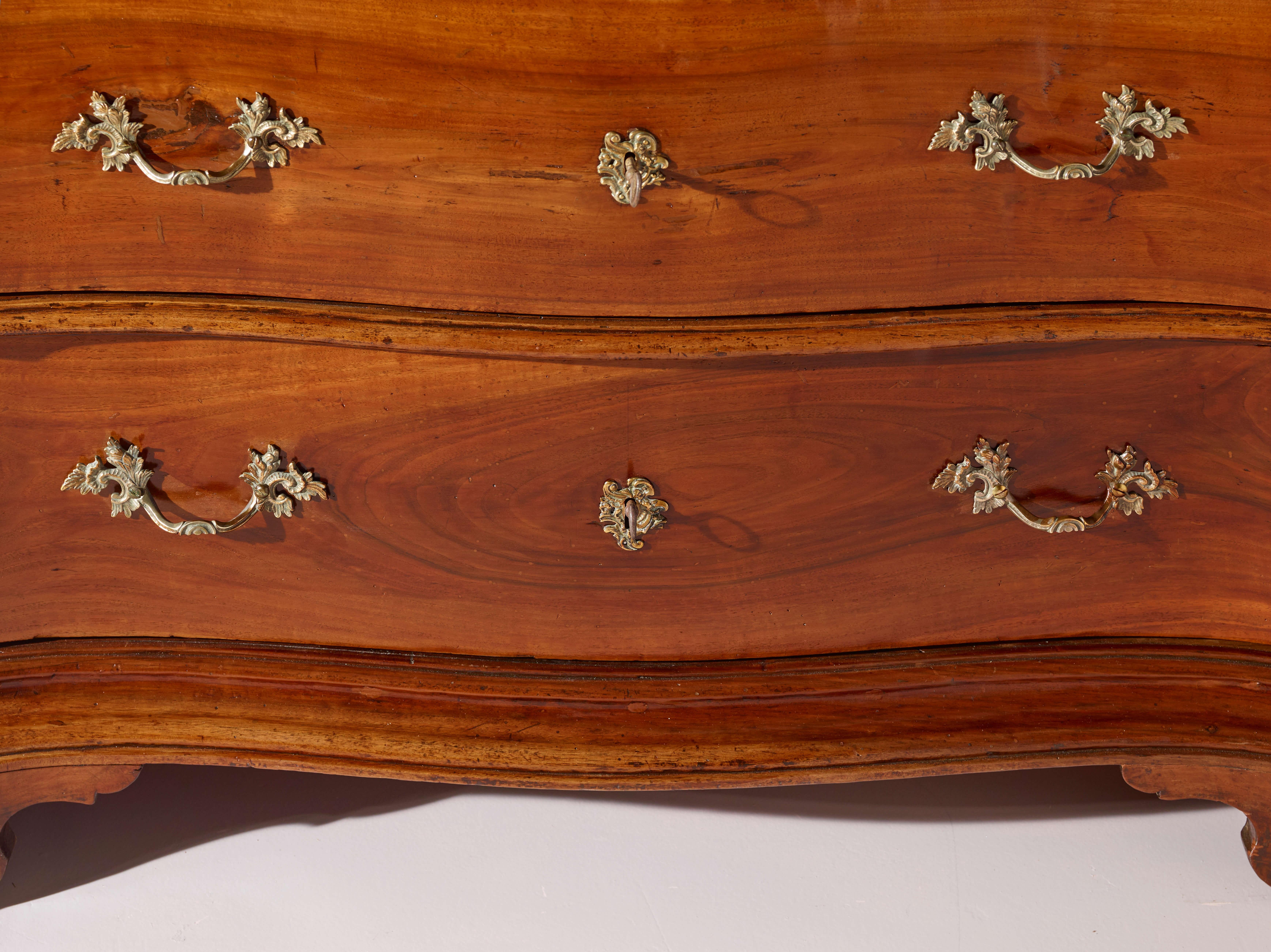 Bureau italien en noyer avec écritoire, ébénisterie toscane, milieu des années 1700 en vente 7