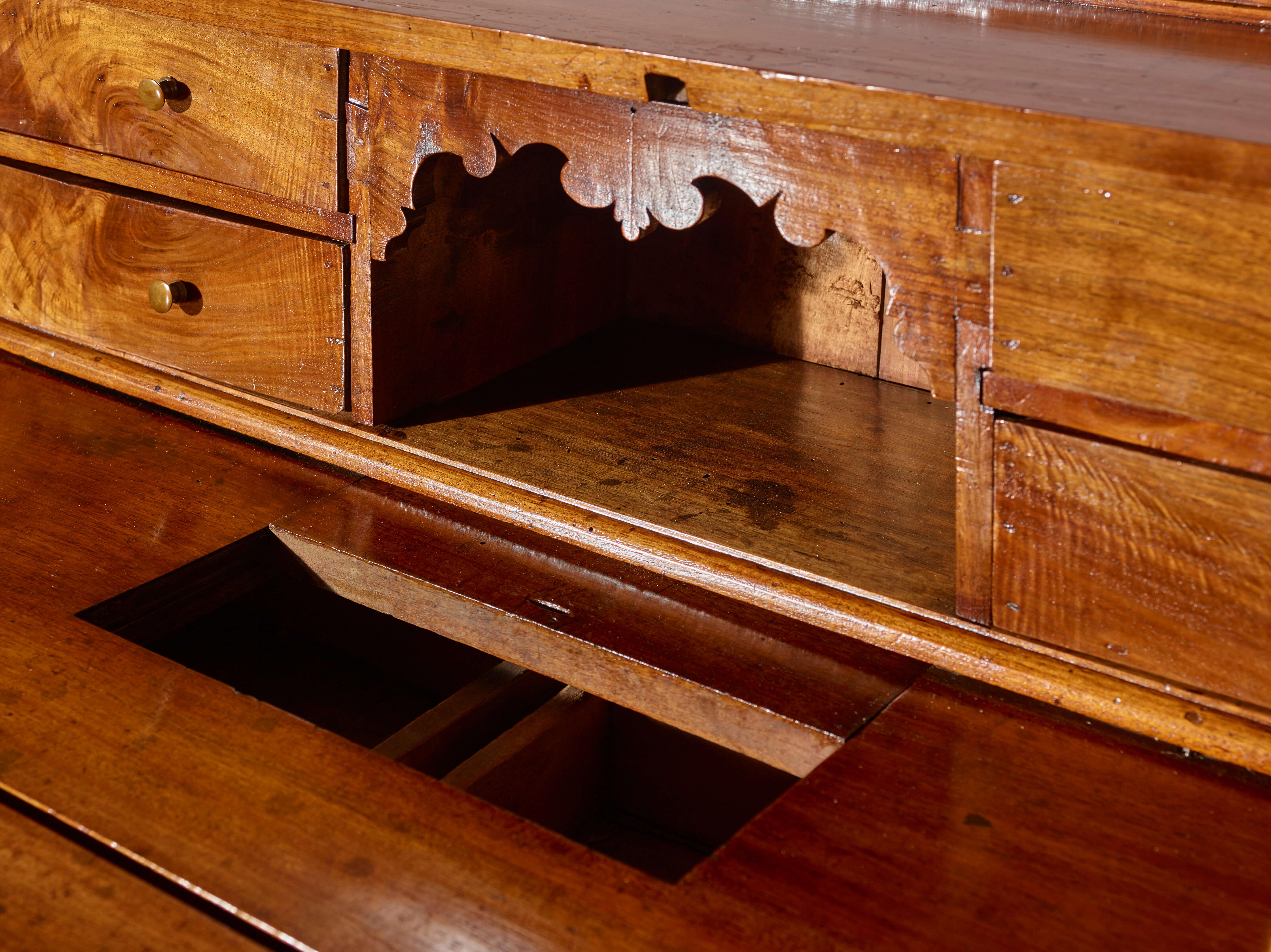 Bureau italien en noyer avec écritoire, ébénisterie toscane, milieu des années 1700 en vente 8