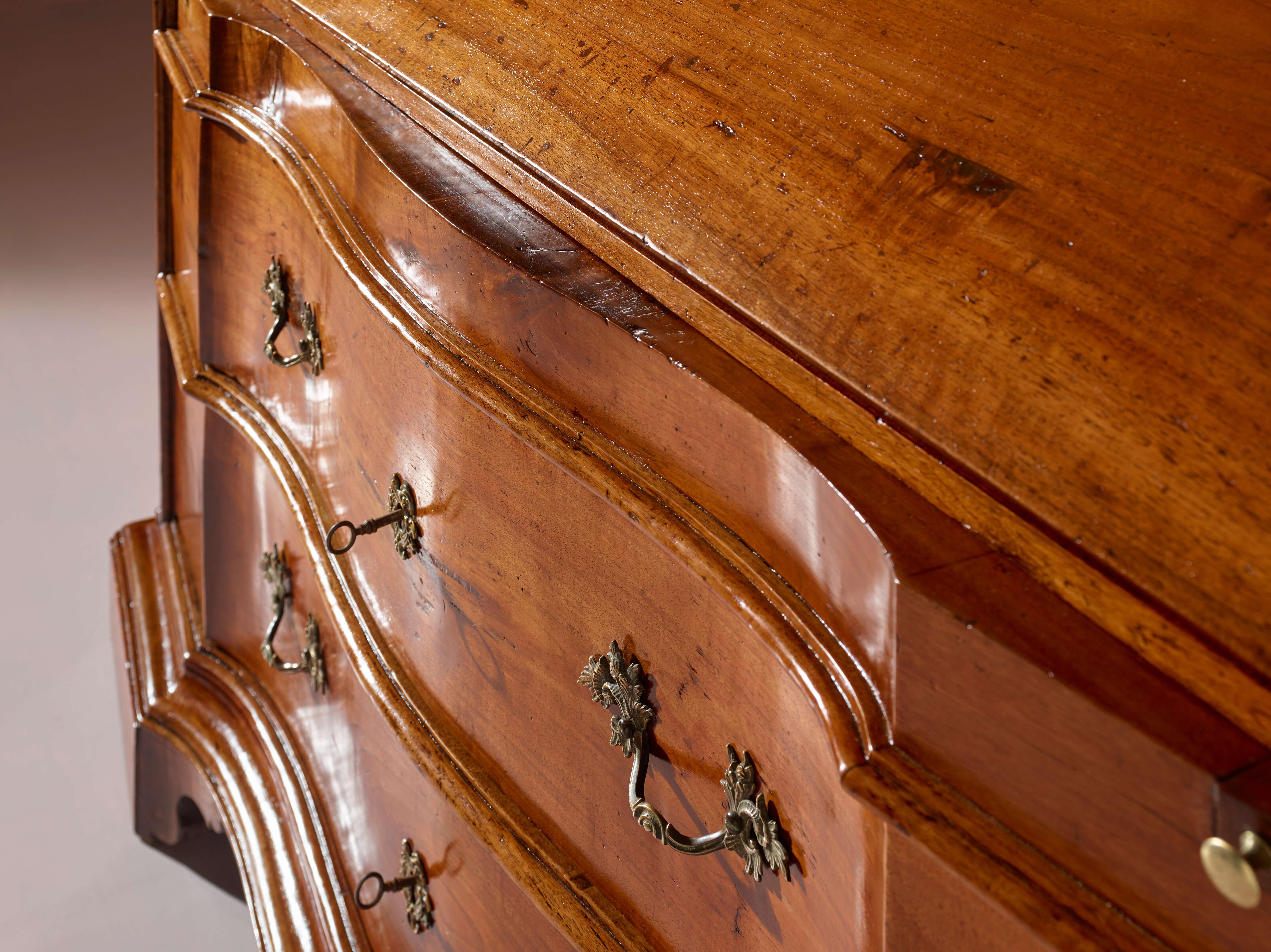 Bureau italien en noyer avec écritoire, ébénisterie toscane, milieu des années 1700 en vente 9