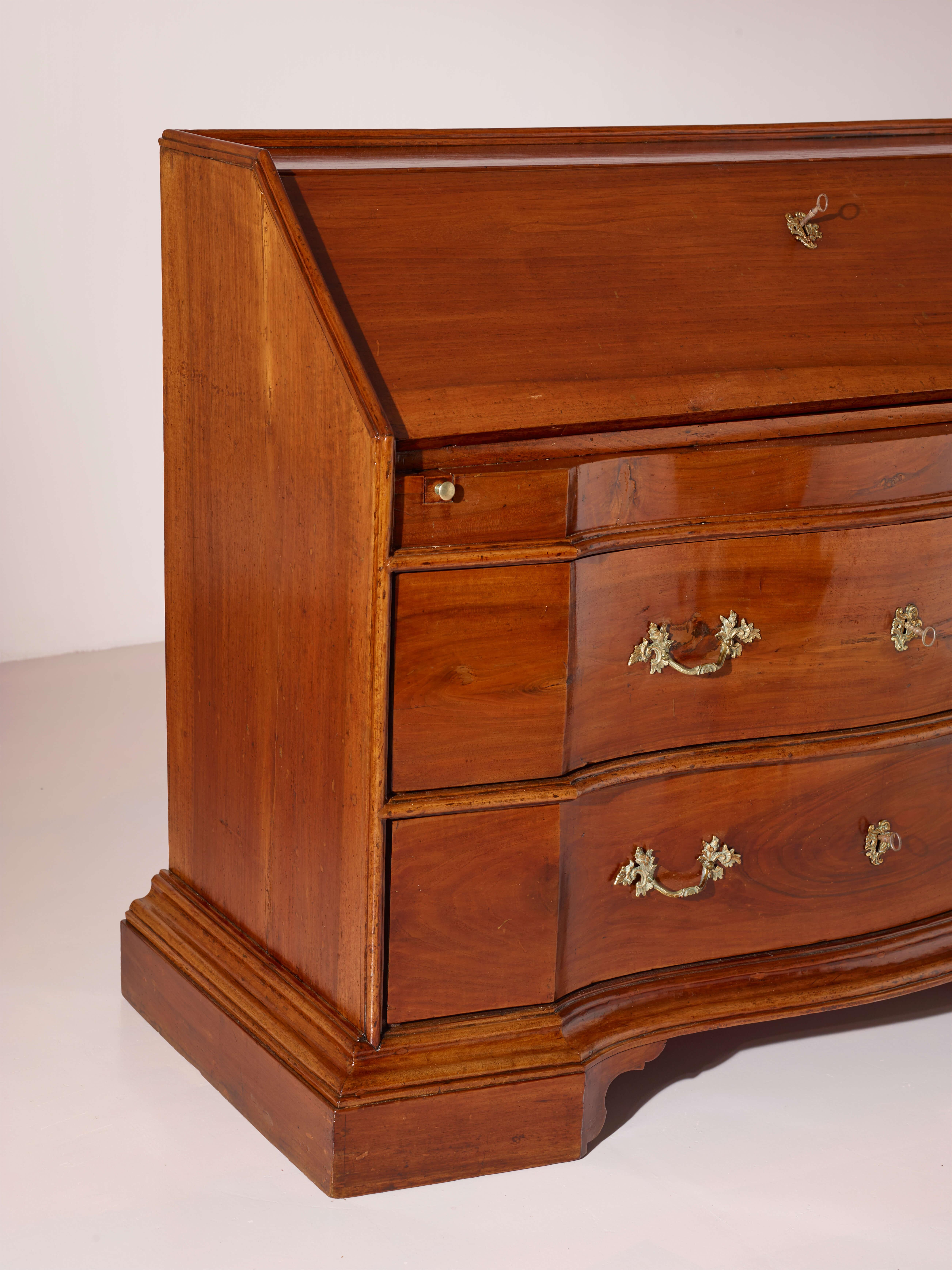 Bureau italien en noyer avec écritoire, ébénisterie toscane, milieu des années 1700 en vente 10