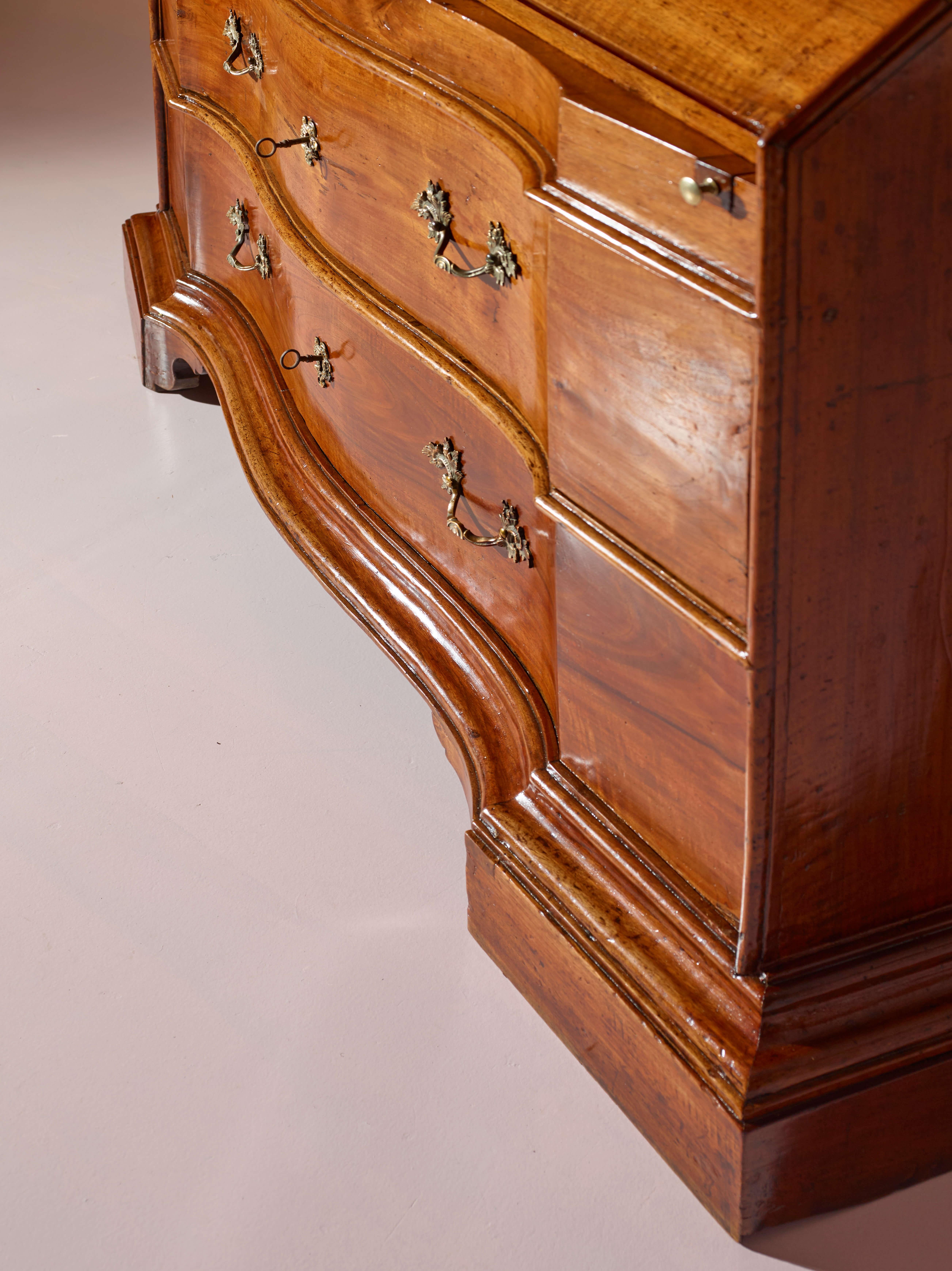 Bureau italien en noyer avec écritoire, ébénisterie toscane, milieu des années 1700 en vente 12