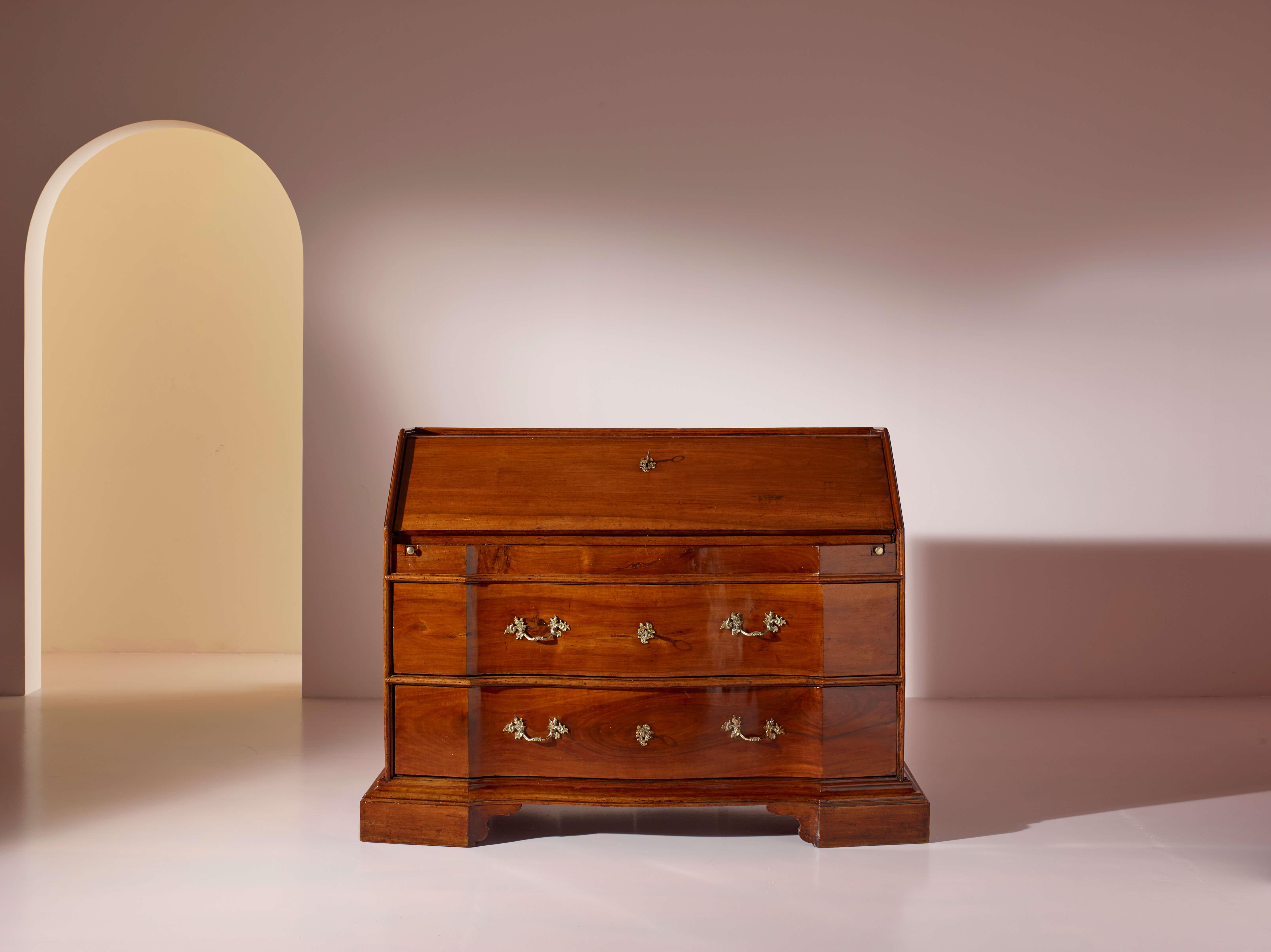 Magnifique bureau italien en noyer du XVIIIe siècle avec surface d'écriture, tiroirs internes et compartiment caché - ébénisterie toscane, milieu des années 1700

Certains meubles conservent leur dignité historique à travers les siècles, inchangés