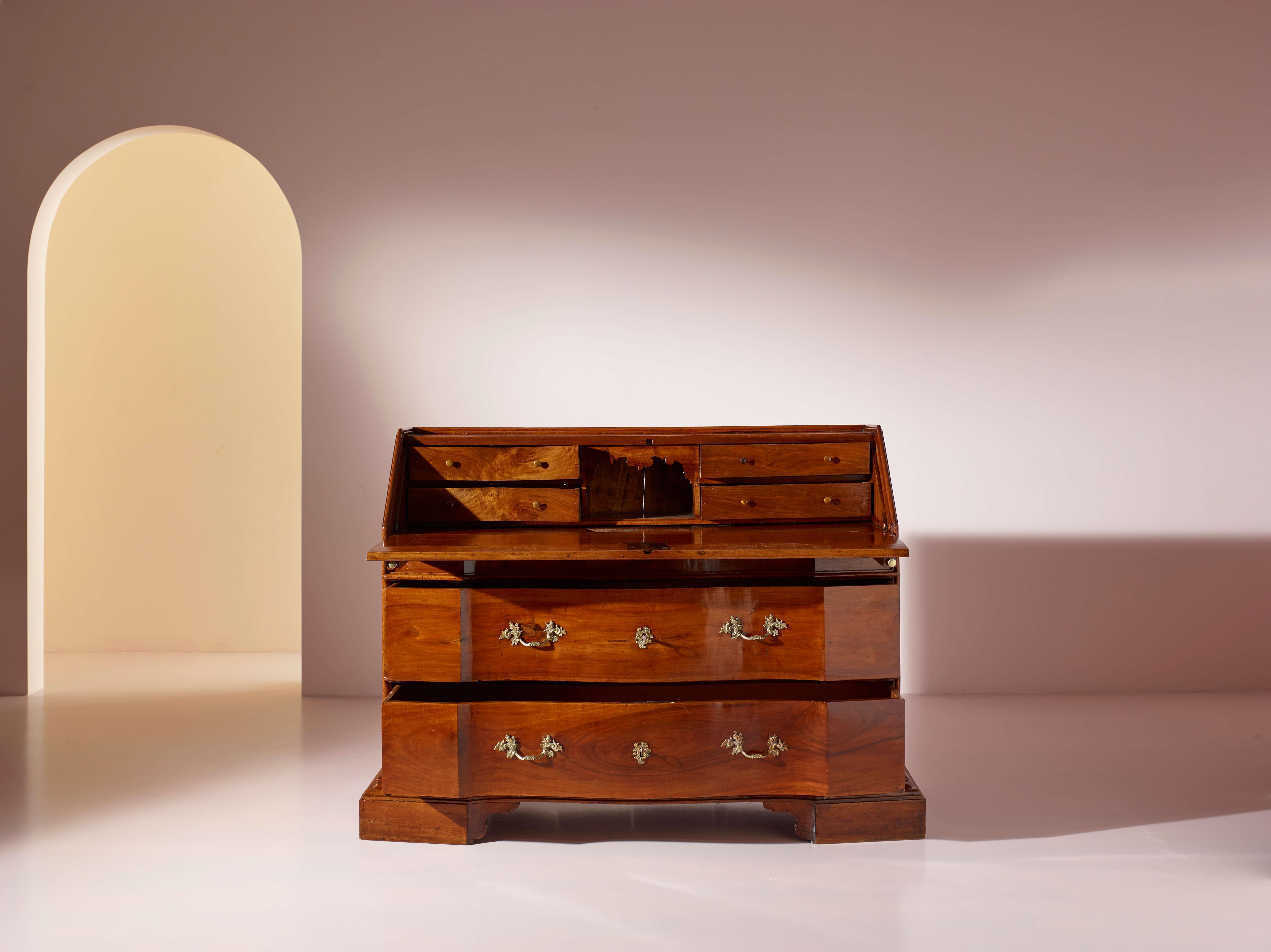 Directoire Bureau italien en noyer avec écritoire, ébénisterie toscane, milieu des années 1700 en vente