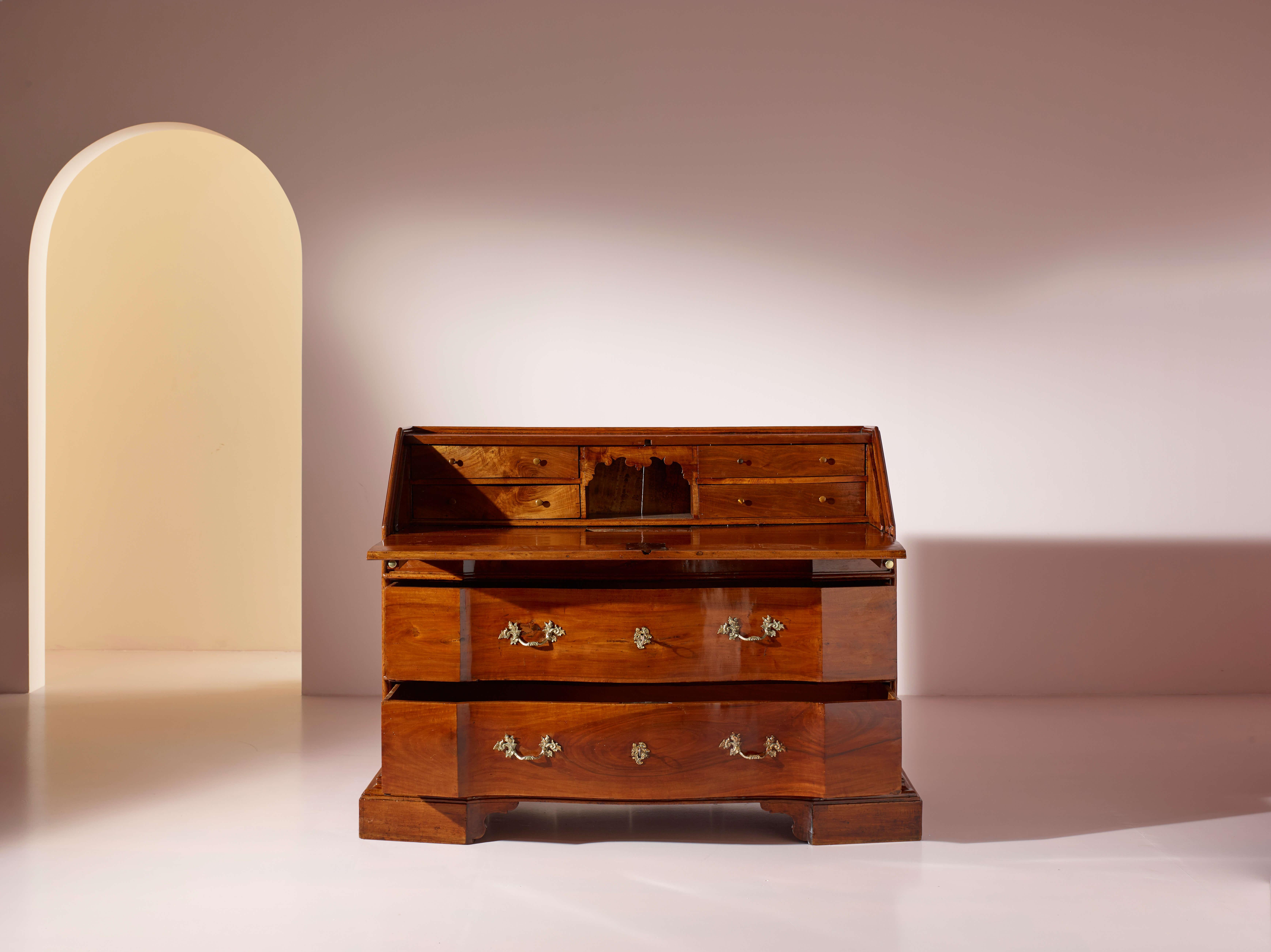Bureau italien en noyer avec écritoire, ébénisterie toscane, milieu des années 1700 Bon état - En vente à Chiavari, Liguria