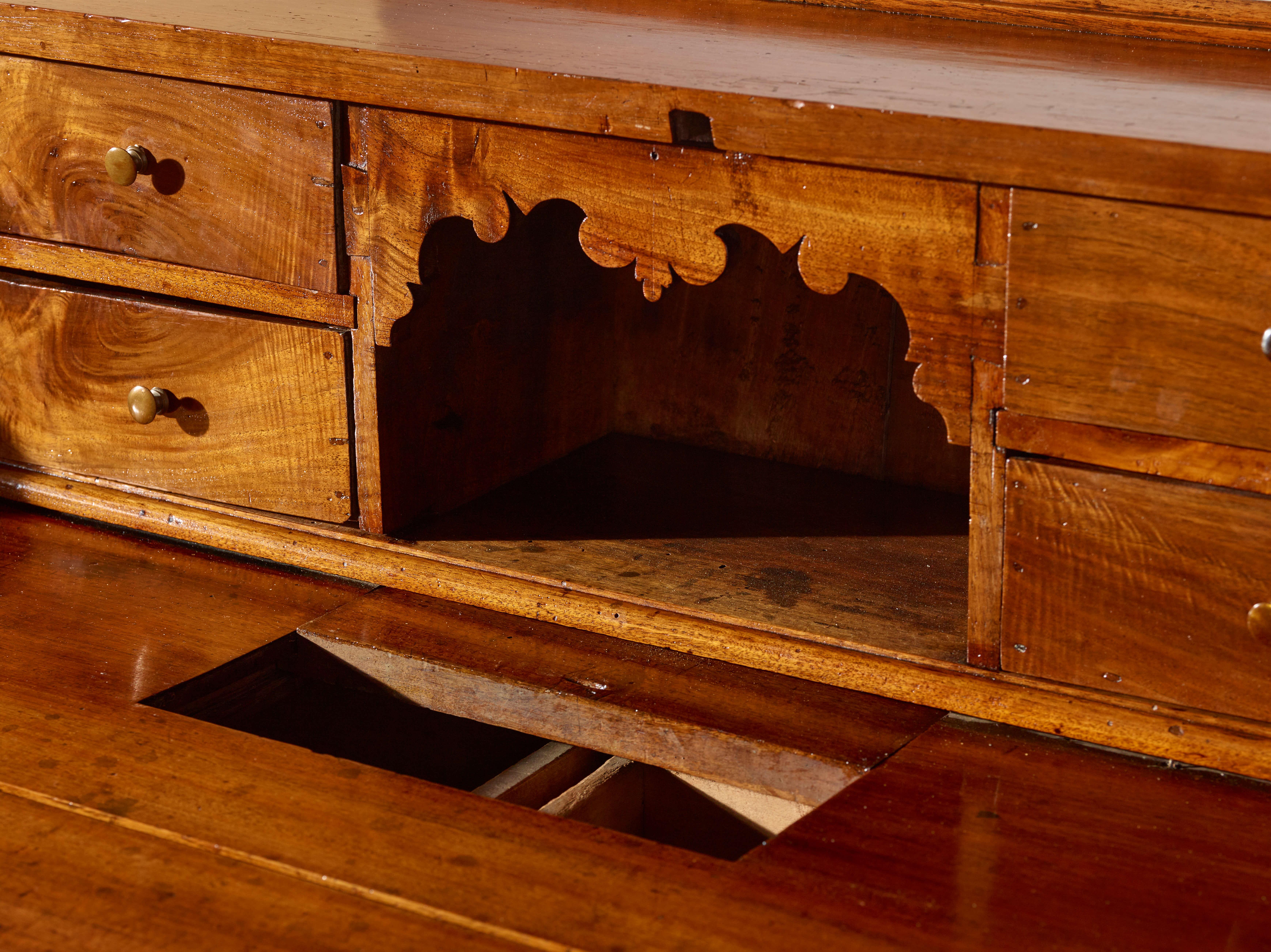 17ème siècle Bureau italien en noyer avec écritoire, ébénisterie toscane, milieu des années 1700 en vente