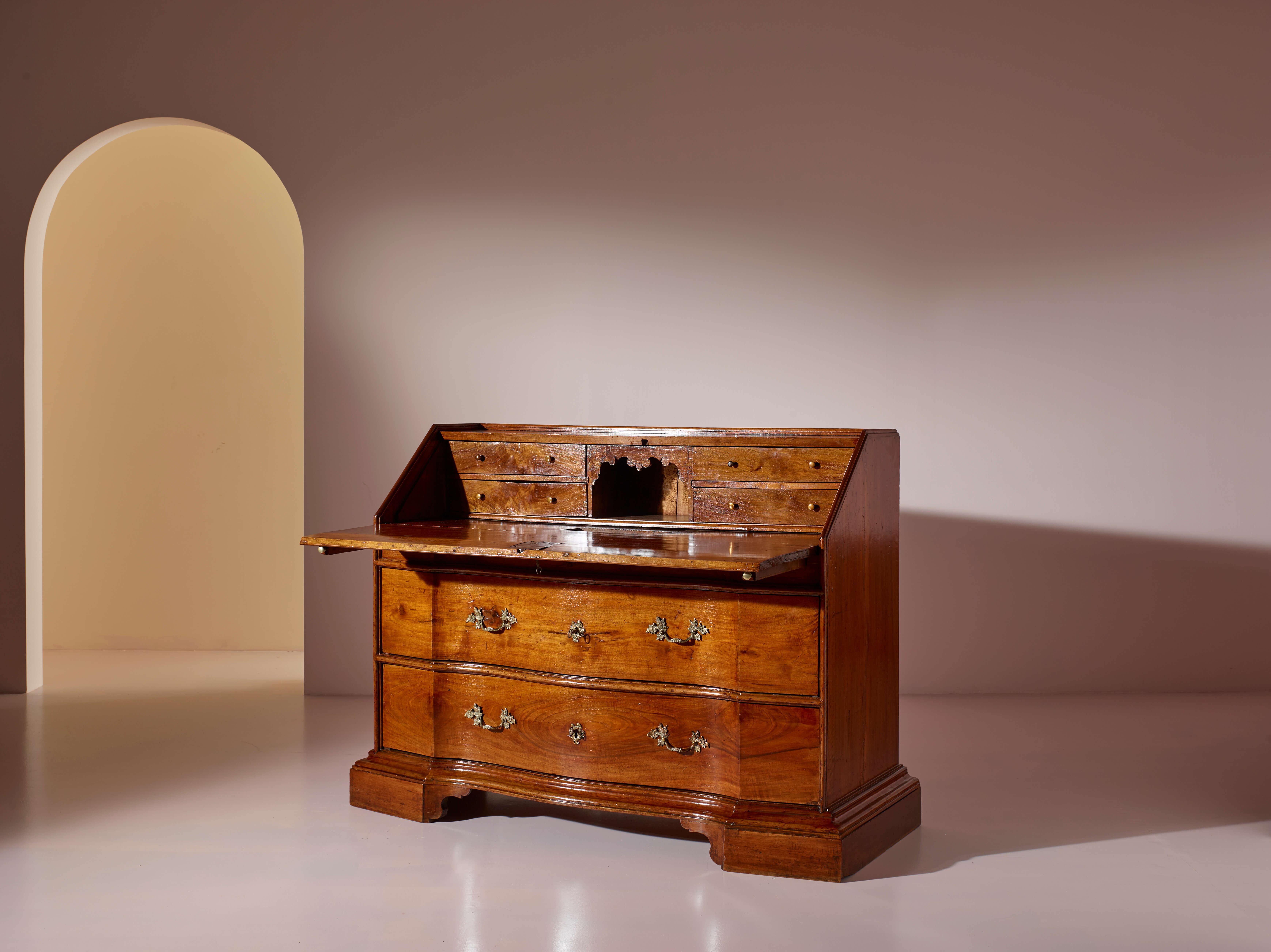 Bureau italien en noyer avec écritoire, ébénisterie toscane, milieu des années 1700 en vente 1