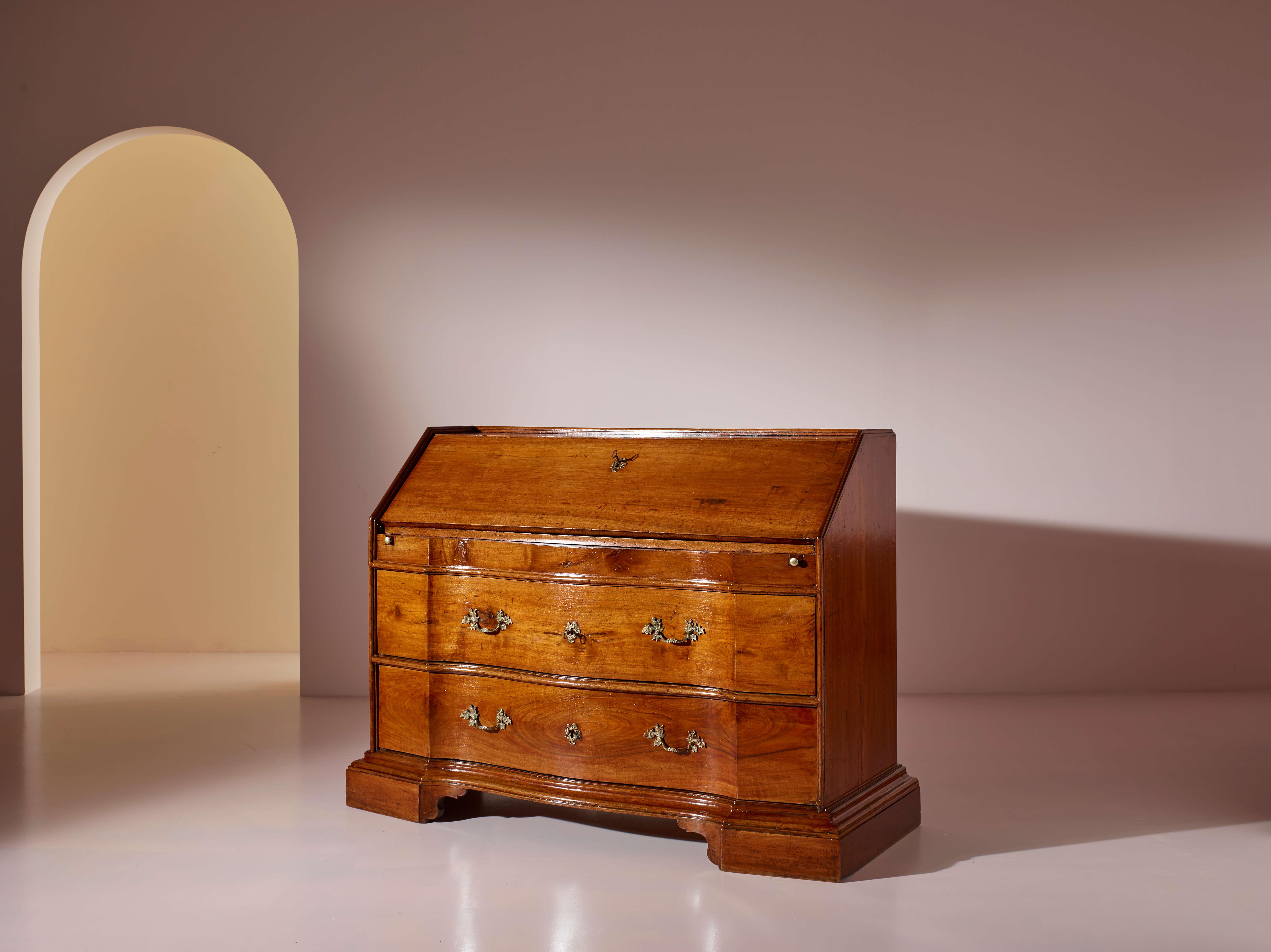 Bureau italien en noyer avec écritoire, ébénisterie toscane, milieu des années 1700 en vente 2