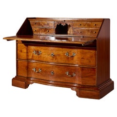 Bureau italien en noyer avec écritoire, ébénisterie toscane, milieu des années 1700