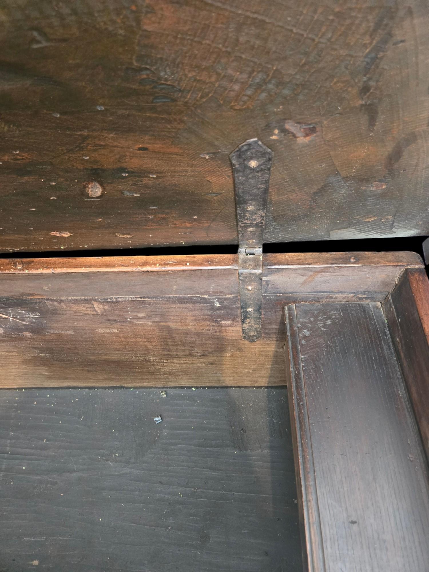 Italian walnut cassone 17th C. In Good Condition For Sale In Summerland, CA