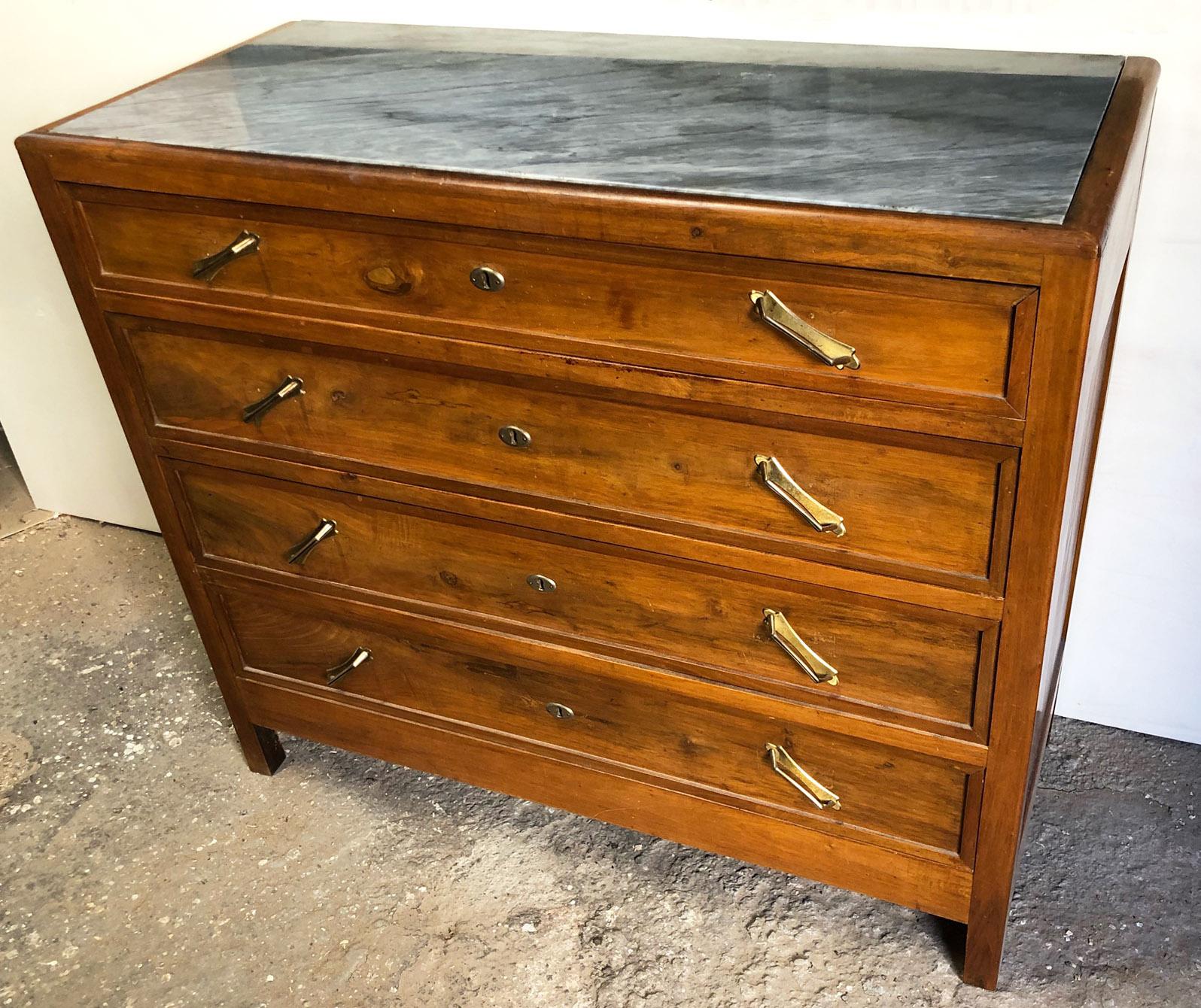 Italian walnut chest of drawers, original from 1950, with gray marble, with 4 drawers, very sturdy.
Coming from a Florentine country villa.
This is a very useful and capacious piece of furniture, which can be easily placed both at the entrance and
