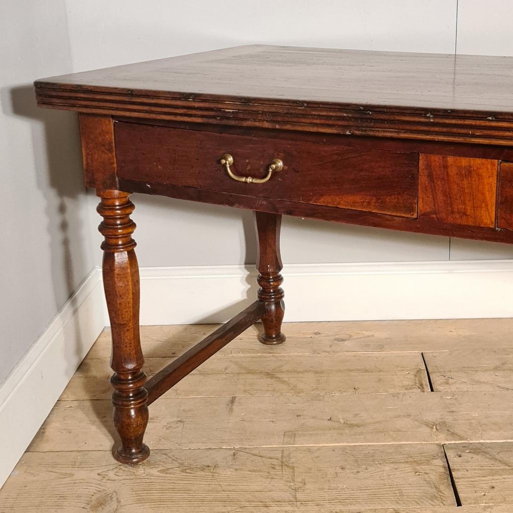 XVIIIe siècle et antérieur Table console italienne en noyer en vente