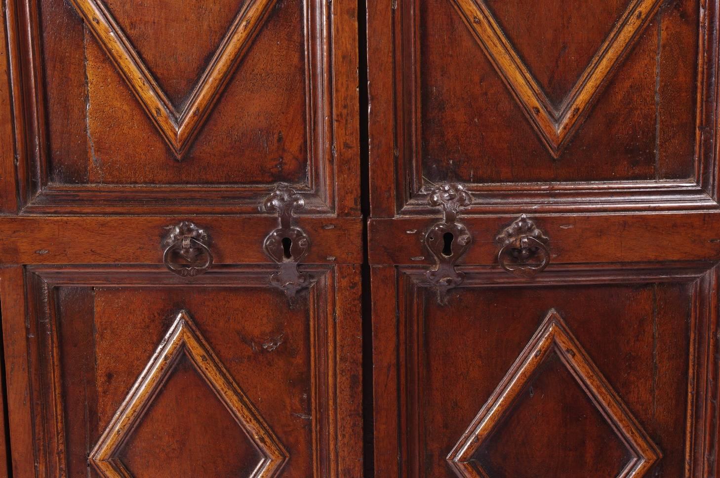 Italian Walnut Credenza, 18th Century 2