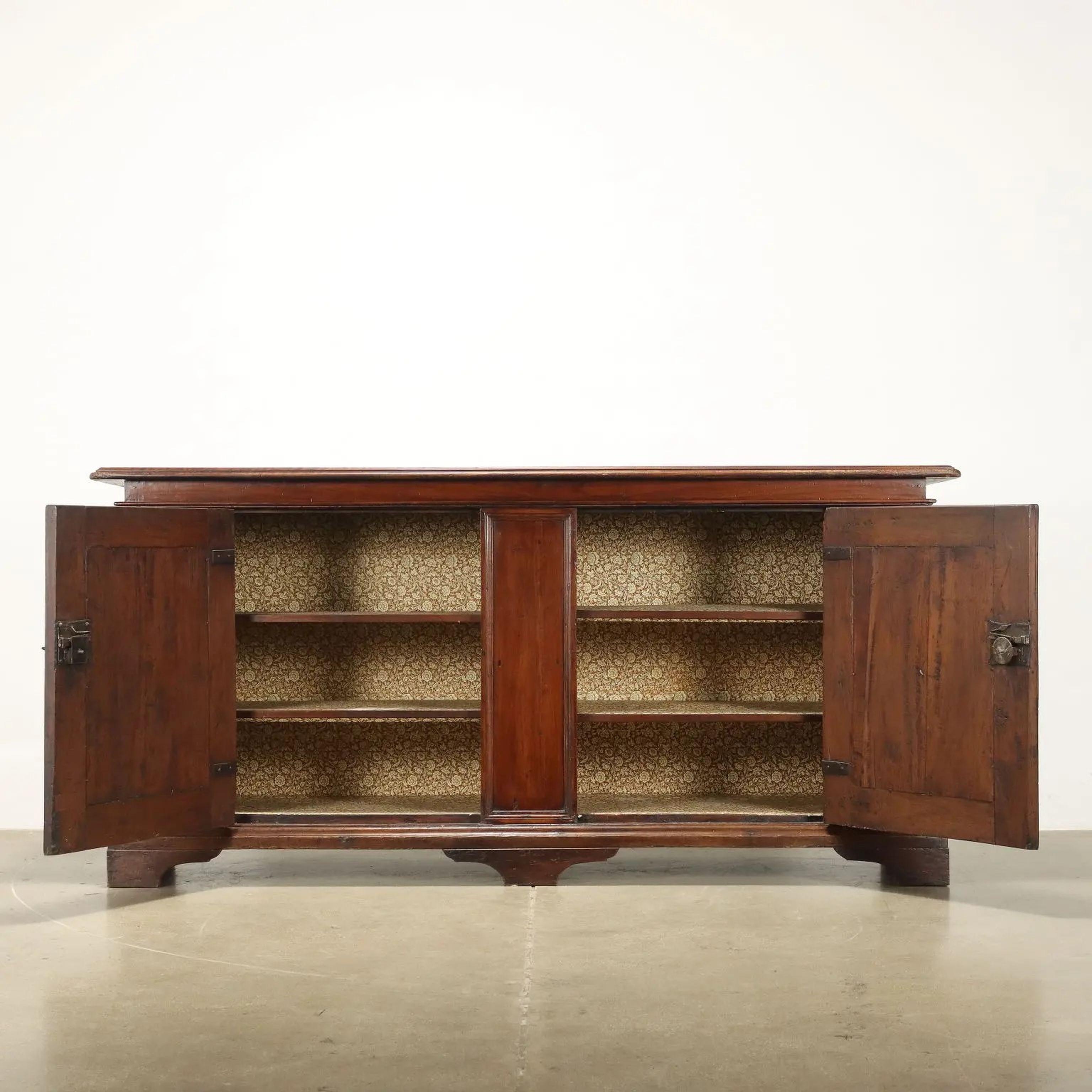 Credenza italiana de nogal -Circa 1770 en venta 3