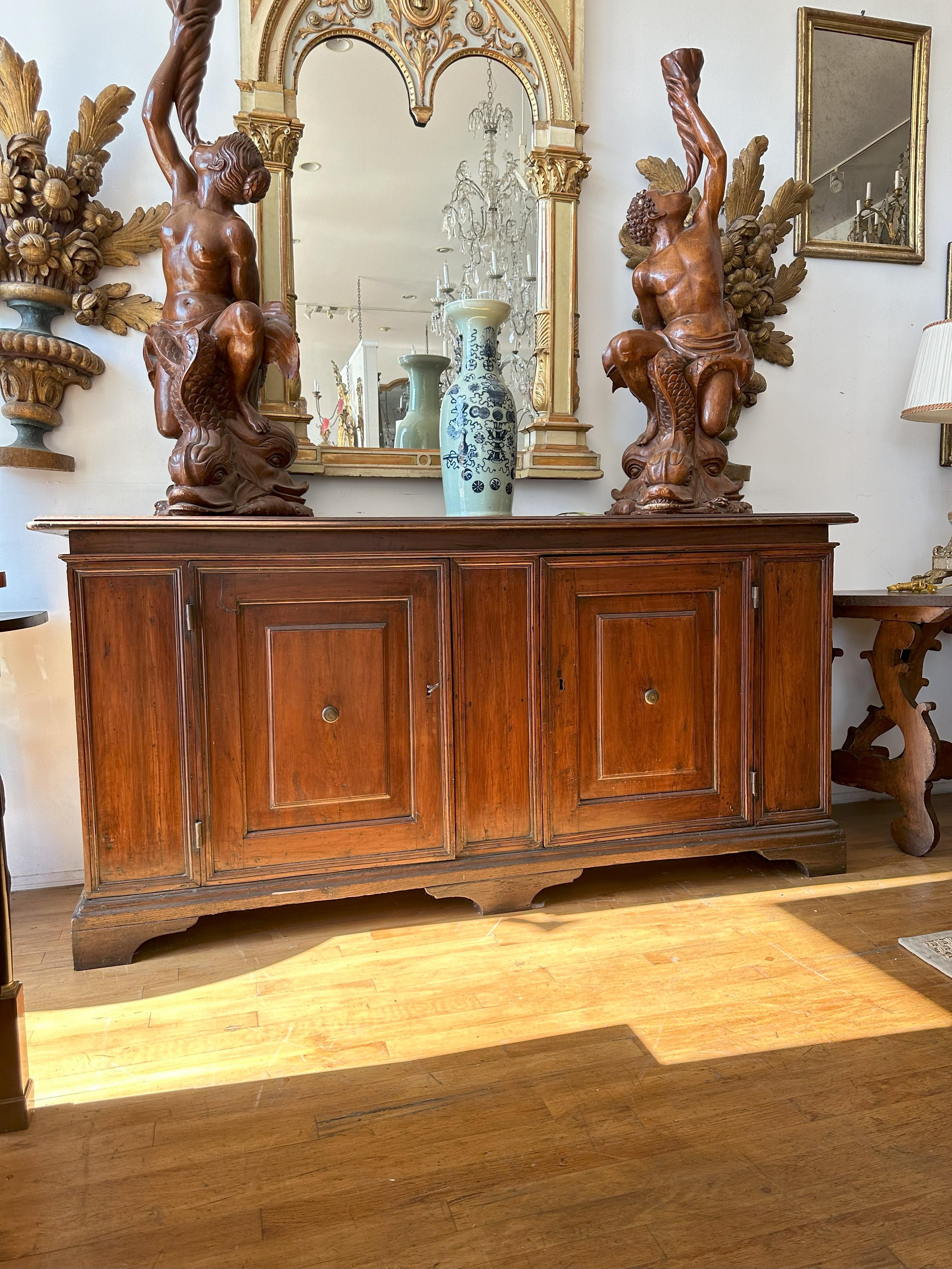 Credenza italiana de nogal -Circa 1770 en venta 4