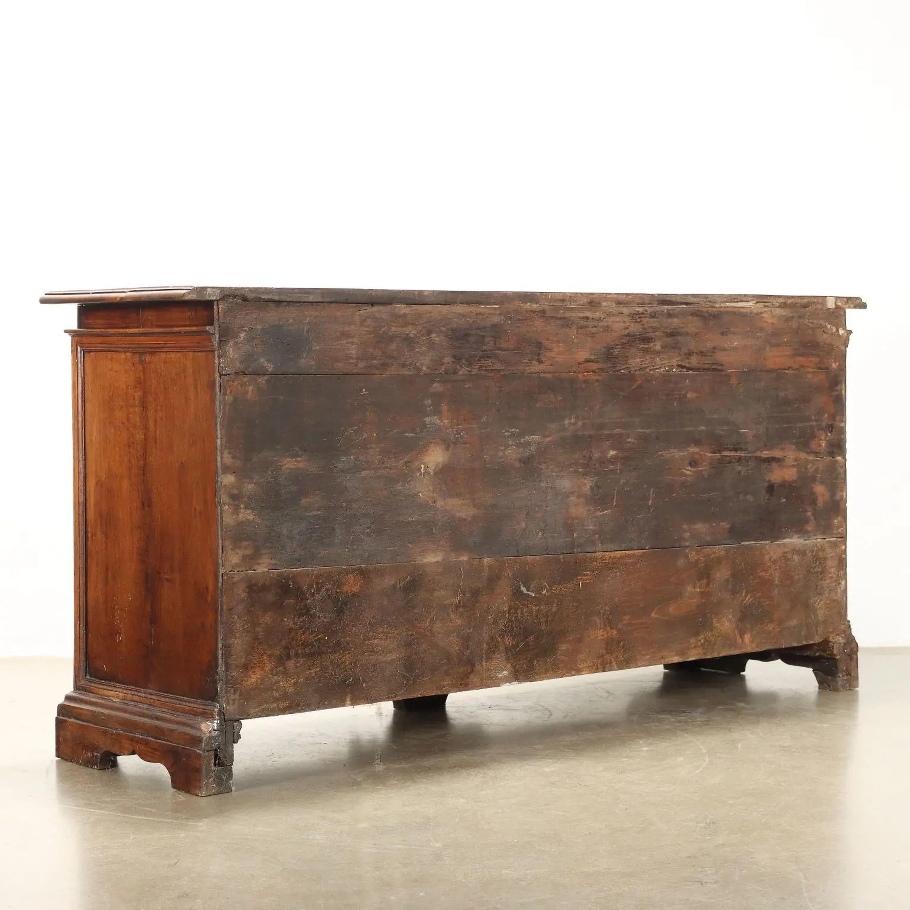 Credenza italiana de nogal -Circa 1770 en venta 2