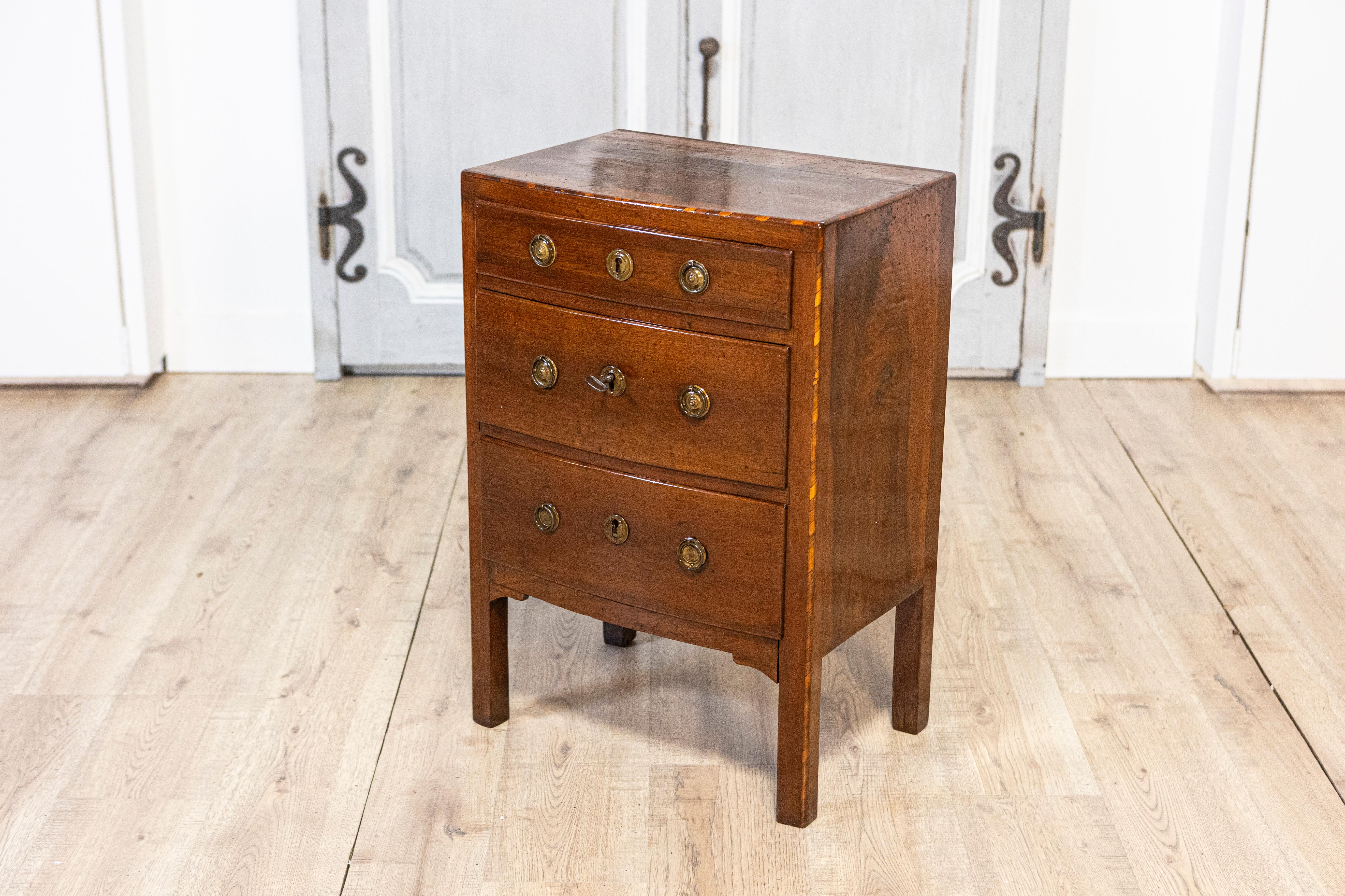 Italian Walnut Early 19th Century Three-Drawer Bedside Chest from Vicenza  In Good Condition For Sale In Atlanta, GA