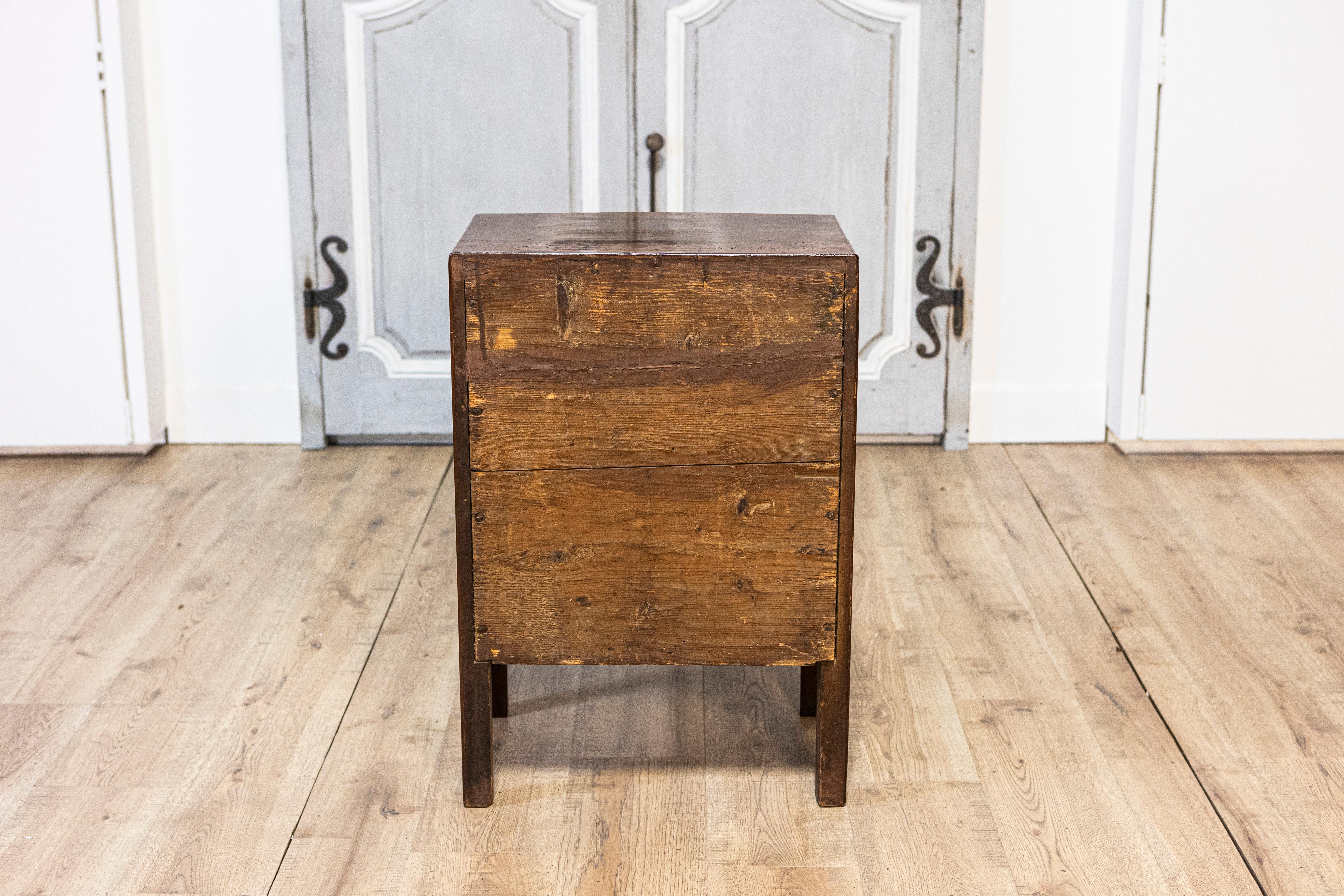 Italian Walnut Early 19th Century Three-Drawer Bedside Chest from Vicenza  For Sale 1