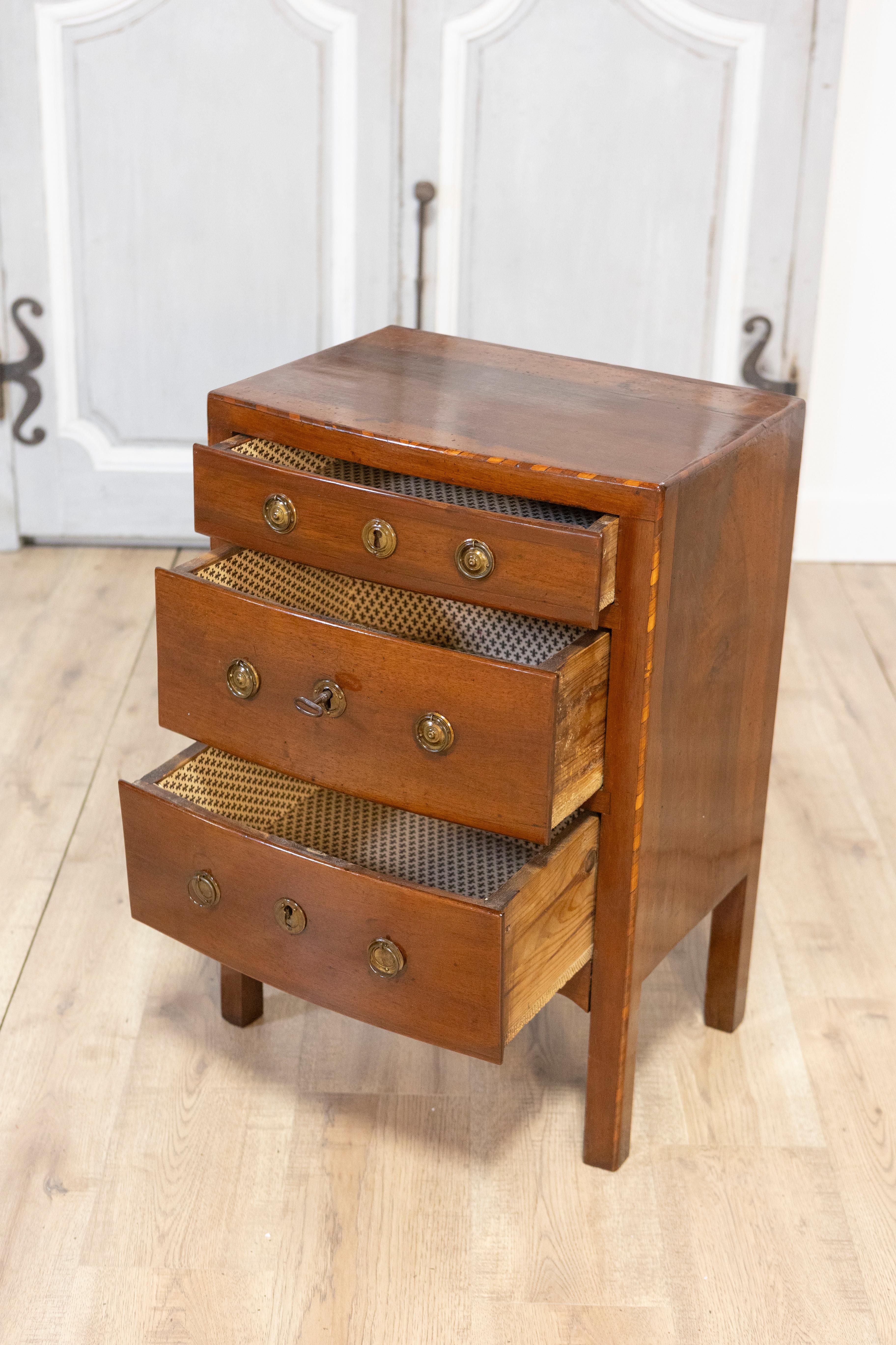 Italian Walnut Early 19th Century Three-Drawer Bedside Chest from Vicenza  For Sale 2