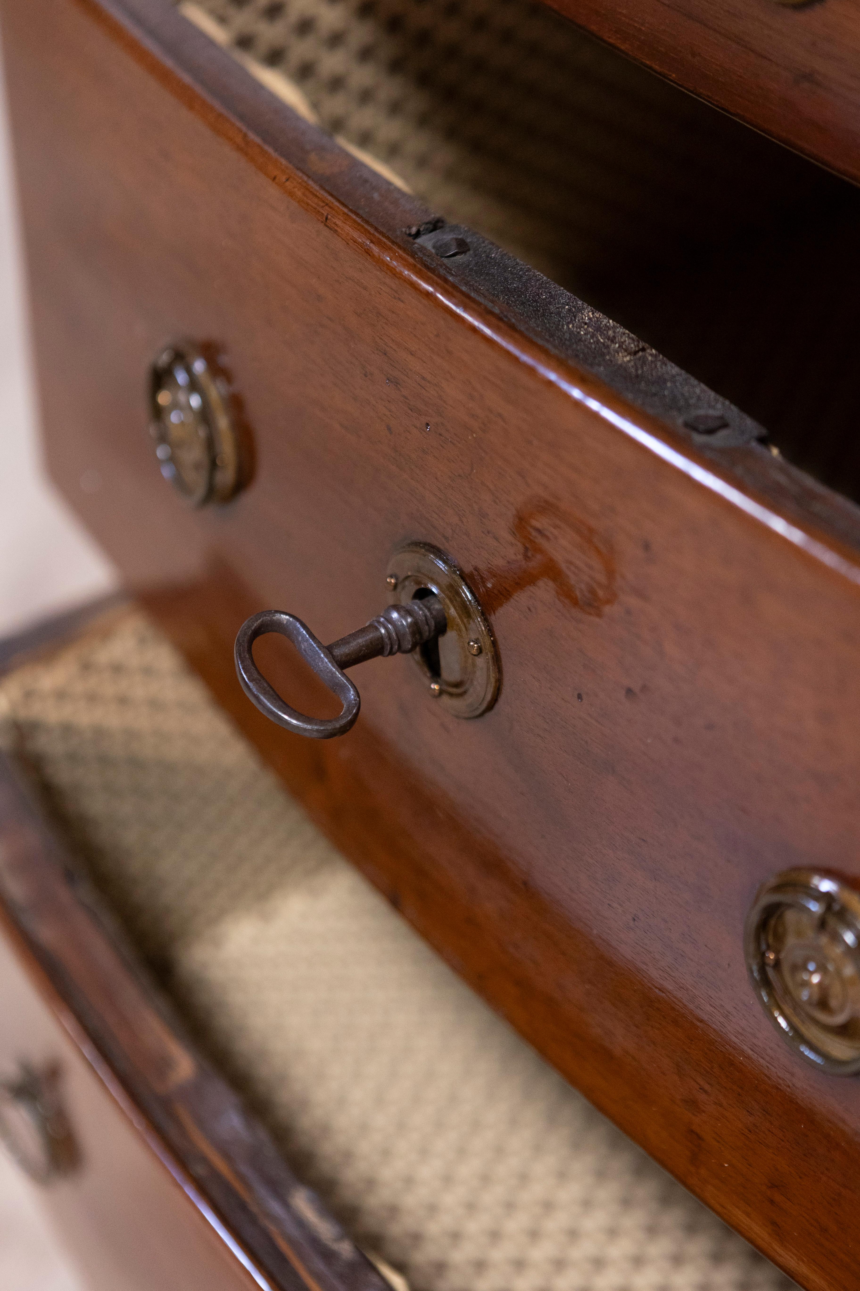 Italian Walnut Early 19th Century Three-Drawer Bedside Chest from Vicenza  For Sale 3