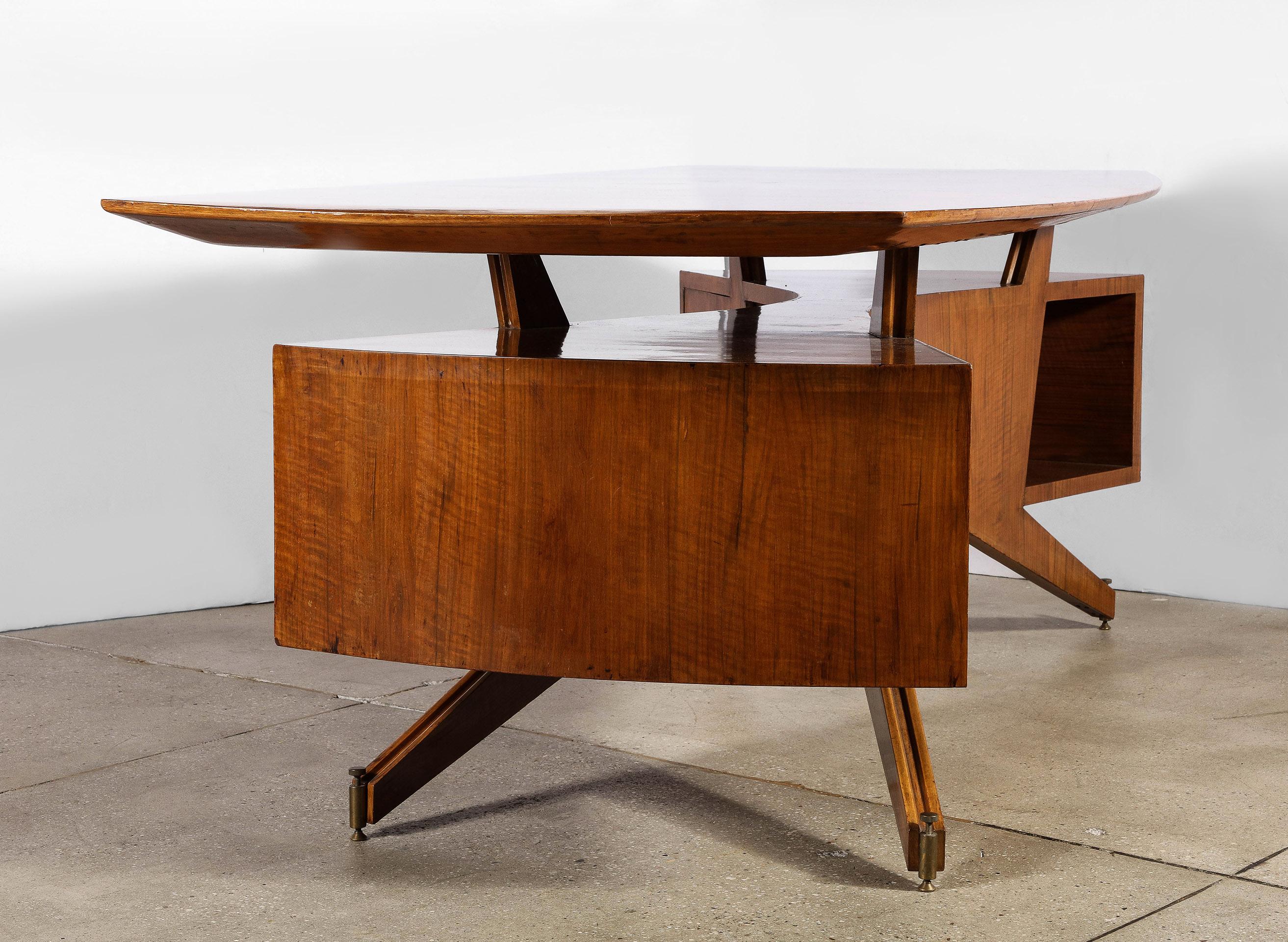 Italian Walnut Executive Desk in the Style of Gio Ponti In Good Condition For Sale In New York, NY