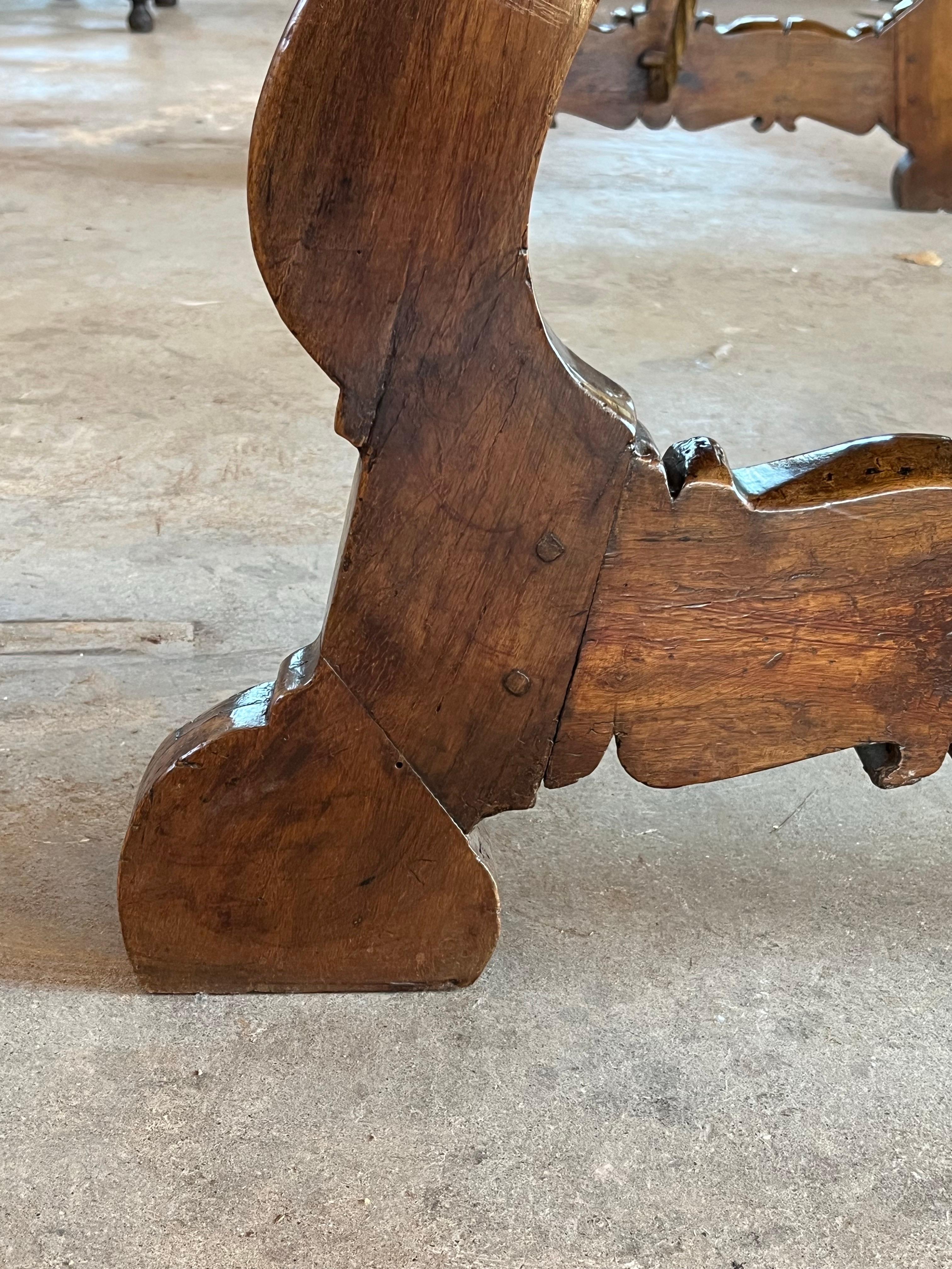 Baroque Table de salle à manger Fratino italienne avec pieds en forme de lyre, 18ème siècle en vente