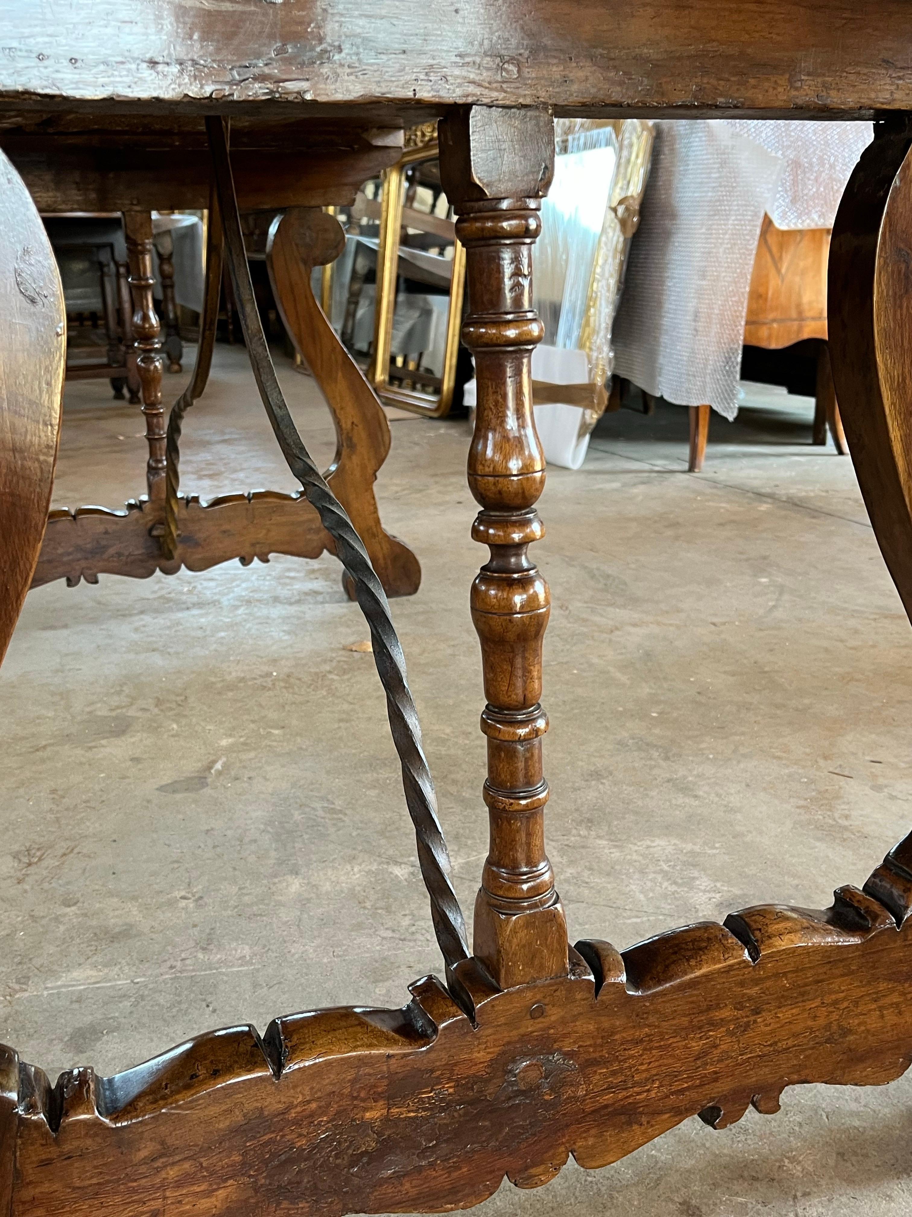 Table de salle à manger Fratino italienne avec pieds en forme de lyre, 18ème siècle Bon état - En vente à Viterbo, VT