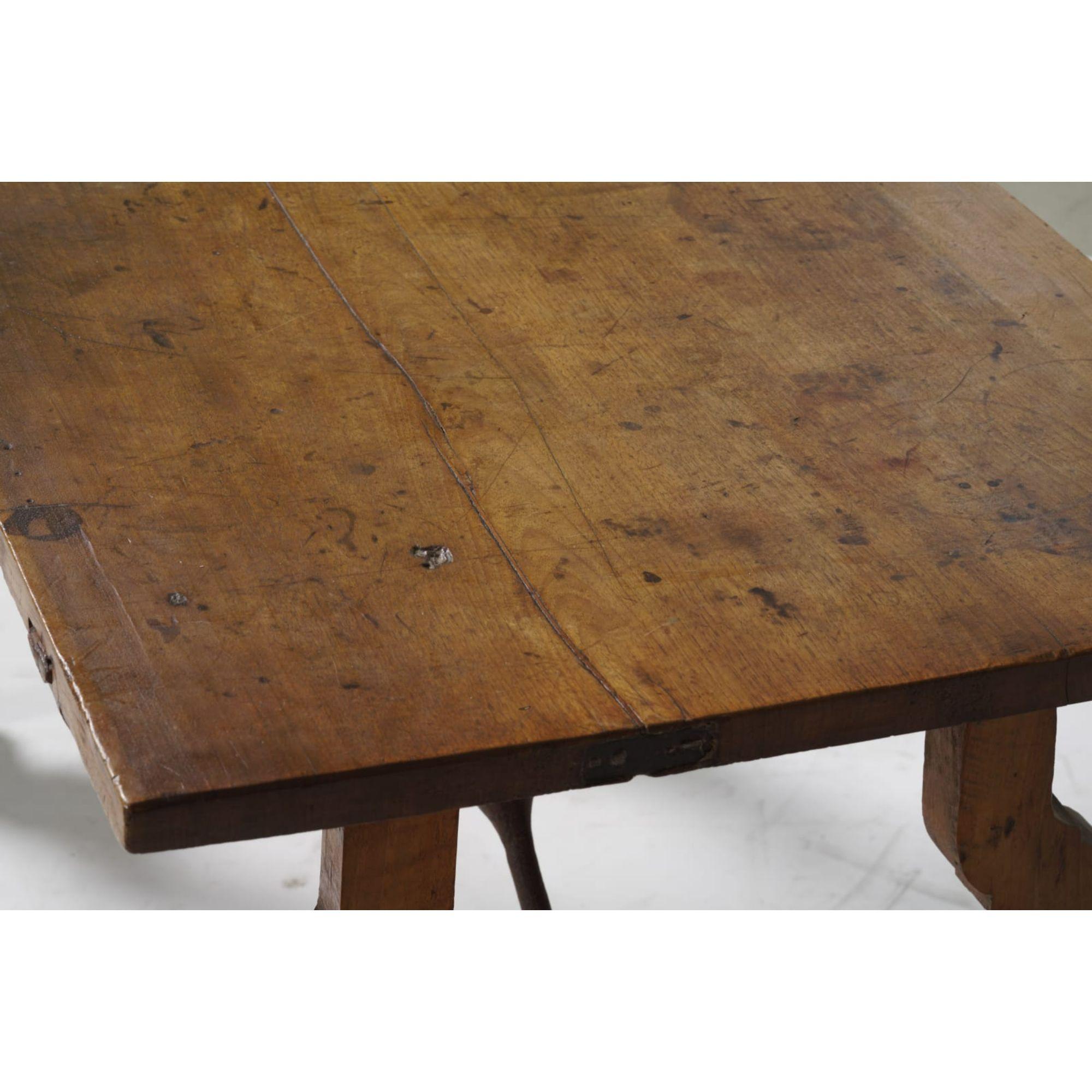 Noyer Table italienne « Fratino » en noyer, XIXe siècle en vente