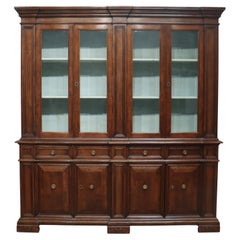 Italienisches Bücherregal in Nussbaum glasiert