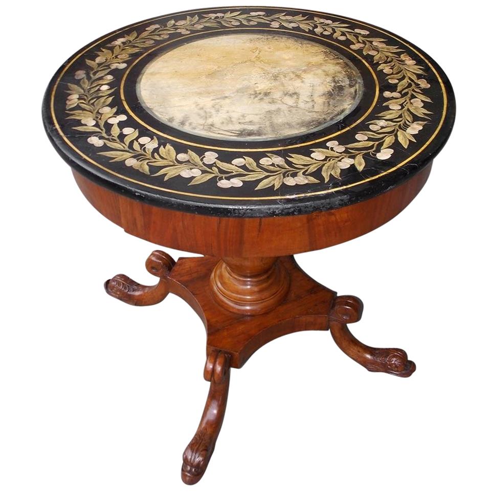 Italienischer handbemalter italienischer Nussbaumholztisch aus Kunstmarmor mit Delphinfüßen, um 1815 im Angebot