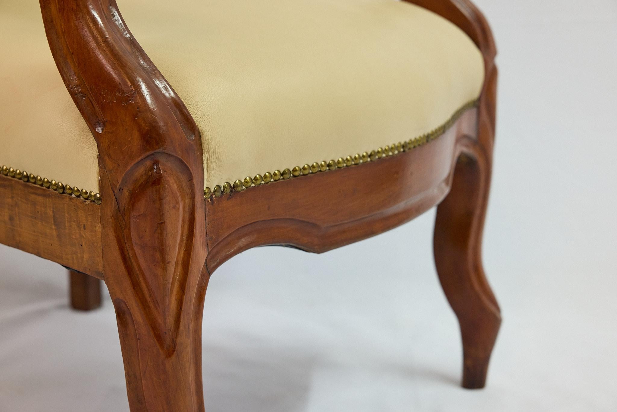 Fauteuil à haut dossier en noyer italien en vente 4