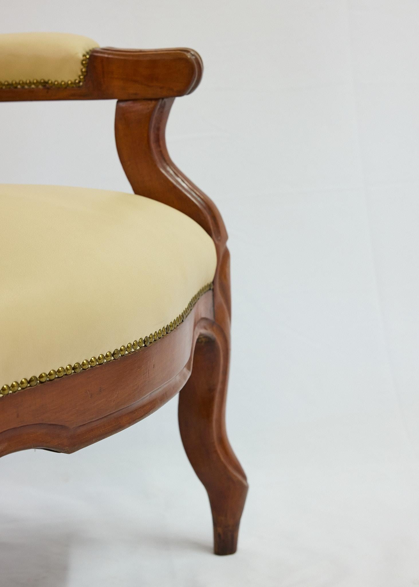 Fauteuil à haut dossier en noyer italien en vente 5