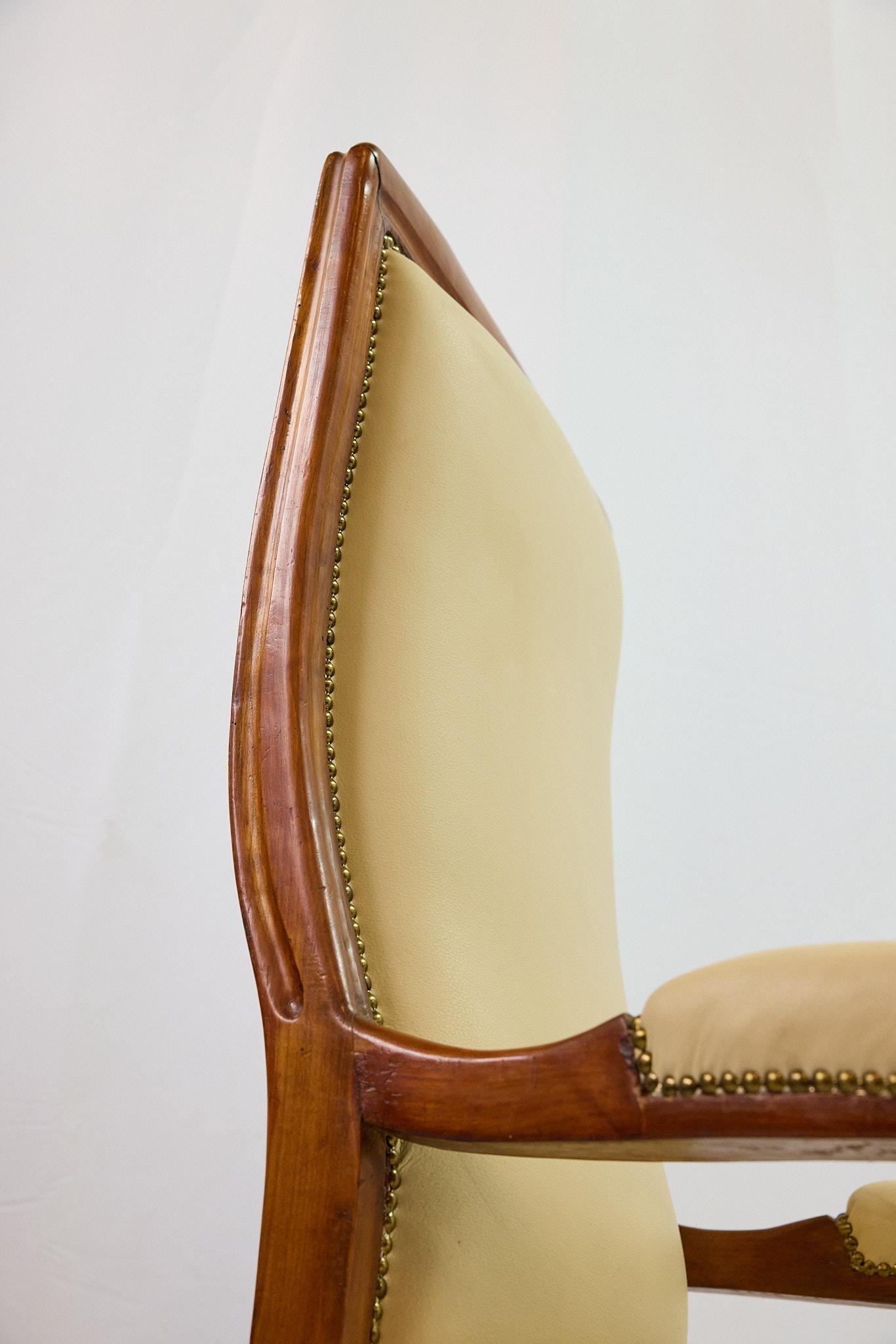 Fauteuil à haut dossier en noyer italien en vente 8