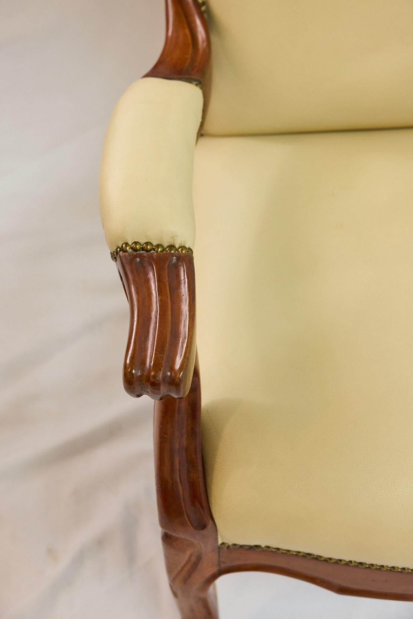 Fauteuil à haut dossier en noyer italien en vente 9