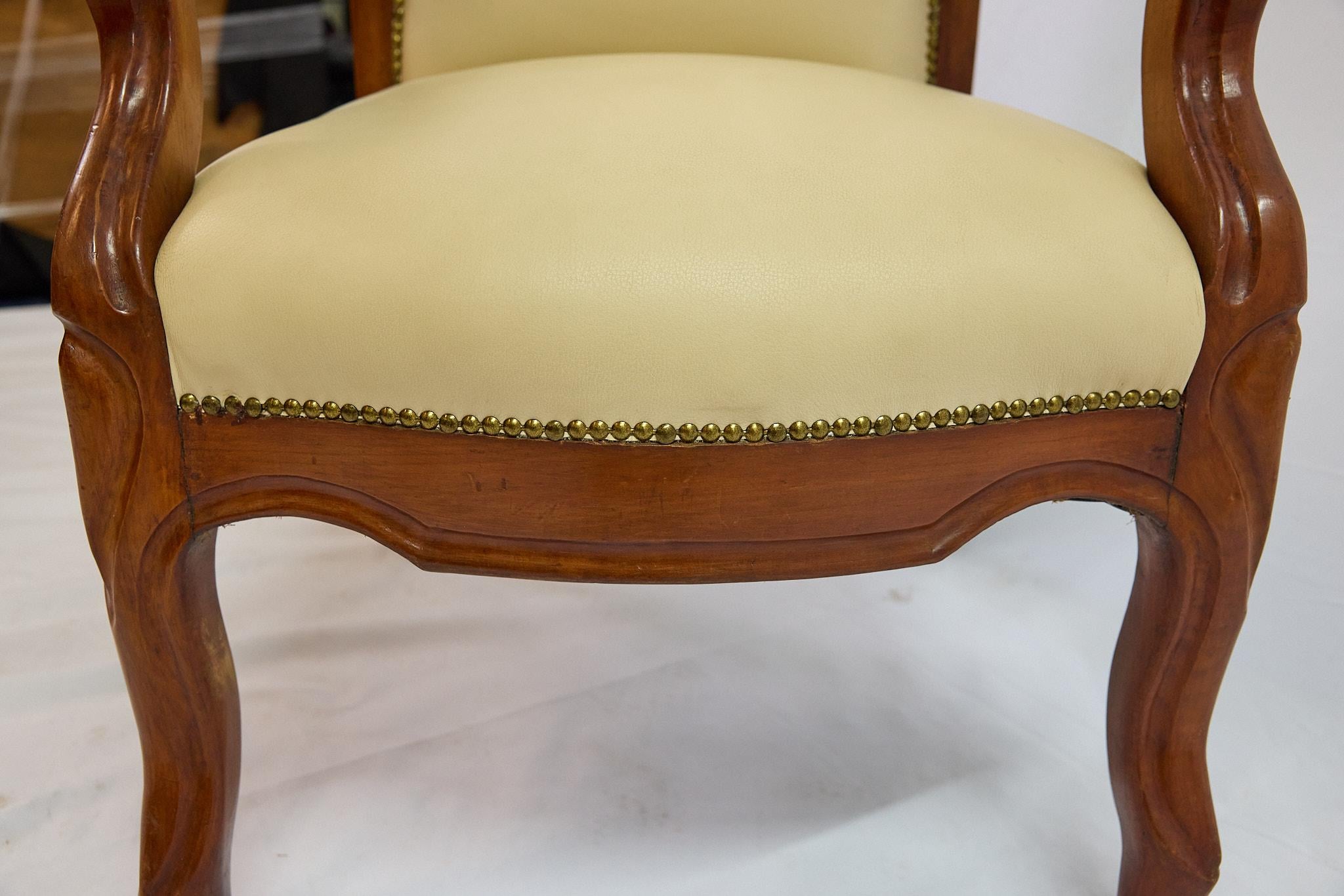 Fauteuil à haut dossier en noyer italien en vente 10